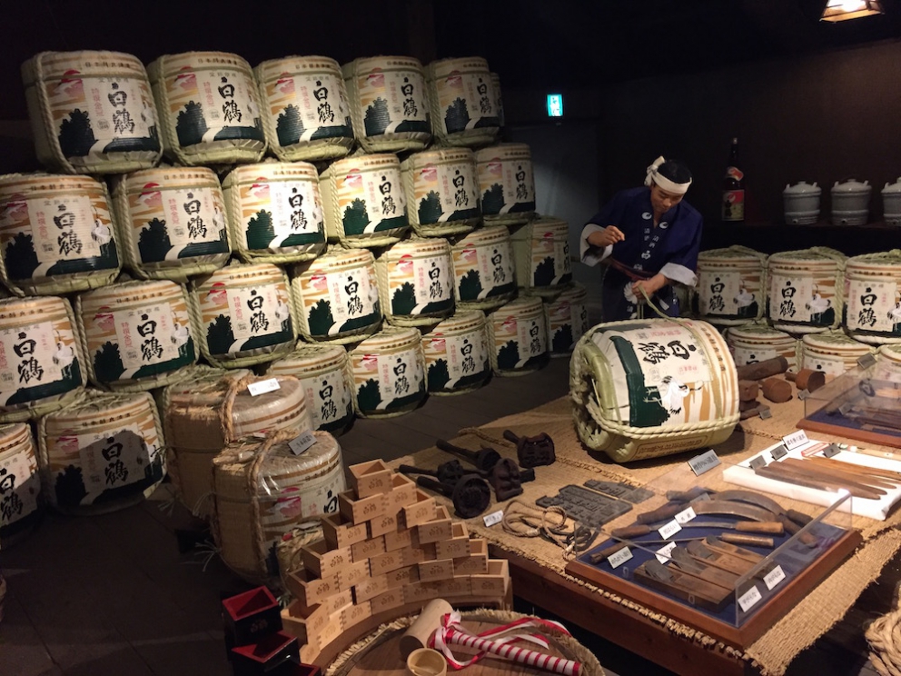 Galleria fotograficaKobe, un milione e mezzo di abitanti, &egrave; la capitale tranquilla della prefettura giapponese di Hyogo, a sua volta inserita nella macro-regione di Kansai, raggiungibile dall&rsquo;aeroporto internazionale di Osaka. Kobe dista da Osaka un&rsquo;oretta di macchina e 23 minuti di Shinkansen, i treni ad alta velocit&agrave; del Giappone. La tratta Kobe-Tokyo, circa 550 chilometri, si percorre in appena 2 ore e mezza
La prefettura di Hyogo - divisa nelle 4 province di Settsu (Kobe), Harima, Tamba e Tajima - unisce due coste: il mare del Giappone e il mare di Seto nel Pacifico a sud. Il suo simbolo &egrave; il castello di Himeji, patrimonio mondiale dell&rsquo;umanit&agrave; Unesco, eretto nel 1601. Tra poche settimane, tutt&rsquo;attorno, cominceranno a fiorire i ciliegi, uno spettacolo molto atteso&nbsp;(foto&nbsp;dronestagr.am)
La fama di Kobe accrebbe nel 1868 quando venne aperto il porto, che oggi dialoga con 500 altri porti di 130 paesi nel mondo. &Egrave; una tappa popolare per le navi da crociera. Kobe &egrave; un centro importante per le industrie pesanti e l&rsquo;acciaio: tra le altre, Kawasaki, Mitsubishi e Toshiba (foto seanews)

&nbsp;
Uno dei poli&nbsp;gastronomici pi&ugrave; vivaci di Kobe &egrave; sotterraneo, nel centro commerciale di Sogo. Decine di isole curatissime, con prodotti gastronomici di ogni genere. In primis, esercizi di patisserie e chocolaterie, una replica perfetta dei modelli francesi
Il pane &egrave; un simbolo importante per la gastronomia di Kobe, per i locali e per gli expat, circa 40mila residenti da tutto il mondo
I macaron, molto popolari nella Kobe bene
Passiamo alle meraviglie della gastronomia giapponese autentica: sempre sotto al centro commerciale Sogo, drappi di tessuto tinti con ideogrammi nascondono gli ingressi di piccole tavole a conduzione familiare, come questo teppanyiaki. Quattro tavoli in tutto, ognuno con piastra, per arroventarsi qualsiasi cosa. Nel nostro caso, soba meshi (noodle fritti con carne) e okonomiyaki, sorta di frittata. Vietato indossare maglioni pregiati
Nel centro di Kobe spunta anche una vivace Chinatown. Sono forti i legami commerciali tra la citt&agrave; giapponese e l&rsquo;isola cinese (con ambizioni irredentiste) di Taiwan
Le relazioni tra Kobe e Taiwan si sono rafforzate anche per un tragico destino comune: le calamit&agrave; naturali. Il terremoto di Kobe del 17 gennaio 1995 provoc&ograve; 6.400 vittime e 40mila feriti, danneggiando oltre 240mila palazzi. Nella foto, la prima sede del ristorante di cucina tradizionale Matsunoya dopo il sisma
Il ristorante Matsunoya &egrave; rinato in una nuova sede. Gli abbiamo dedicato un post
La chiusura del menu kaiseki del Matsunoya: t&egrave; matcha frullato per qualche secondo con canne di bamb&ugrave;, una preparazione molto popolare
Siamo accolti nel quartier generale della prefettura di Hyogo dal governatore in persona, il signor Toshizo Ido (nella foto, a destra). &laquo;Volevamo ringraziarvi anche per la nostra formidabile&nbsp;esperienza all&rsquo;Expo&raquo;, ci ha detto
I vasi di tulipani nel giardino della residenza del governatore di Hyogo
Dove comprare coltelli da cucina a Kobe? Coltelleria Kireaji-no-le, sulla Moto manchi dori, strada popolare per lo shopping
Con la pluri-premiata macelleria Moriya, passiamo al simbolo per cui la citt&agrave; portuale &egrave; famosa nel mondo: la carne di Kobe. Ottenuta da vitelli purosangue Tajima, vengono cresciuti per due anni negli allevamenti di Hyogo. Sulle sue caratteristiche di marmorizzazione abbiamo parlato diverse volte&nbsp;nei giorni di Expo. La curiosit&agrave; che non sapevamo &egrave; che fino al 1868, l&rsquo;anno in cui fu aperto il porto di Kobe, nessuno in citt&agrave; mangiava carne. Furono gli inglesi a insegnare loro l&rsquo;arte della macelleria. Purtroppo non riusciremo a visitare alcun allevamento. La motivazione ufficiale? &laquo;Dovreste stare qui a Kobe per almeno 80 giorni&raquo;, ci hanno spiegato gli interlocutori di Jetro Kobe, &laquo;solo da allora la vostra composizione batterica non risulter&agrave; pi&ugrave; nociva per i nostri bovini&raquo;
La carne di Kobe &egrave; servita in 37 insegne della citt&agrave; (e 300 in tutto il Giappone). Dove andare? Da Kobe Plaisir, al 2-11-5 della Shimoyamate, quartiere Chuo-ku
La lavagna del menu del ristorante Kobe Plaisir, un inno alla carne pi&ugrave; ambita del mondo
Lo chef del teppanyiaki, la spettacolare griglia di Kobe Plaisir
Sul suo vassoio, due meravigliose entrec&ocirc;te di carne di Kobe. Rosolate ai lati, rosse dentro, si squaglieranno in bocca
Impossibile chiedere una tartare di Kobe: vietate
Sulla griglia il ragazzo abbrustolir&agrave; anche cipolle, funghi, melanzane e rape
Comincia il tour lontano da Kobe, a caccia delle altre bont&agrave; della prefettura di Hyogo. Iniziamo dal miso dell&rsquo;azienda centenaria Rokko di Ashya. Se in Italia dici miso, pensi a un prodotto unico. Ma, cos&igrave; come non esiste &ldquo;la birra&rdquo; o il &ldquo;vino&rdquo;, cos&igrave; dobbiamo abituarci a pluralizzare un genere che l&rsquo;Occidente ingenuamente interpreta spesso come singolare. Esistono infinite variet&agrave; di miso, a seconda delle tecniche di lavorazione (bollitura in acqua o a vapore del riso), del tipo di ingredienti utilizzati (riso, ma anche segale o grano, che poi vengono uniti a fagioli neri di soia cotti) e dell&rsquo;arco temporale di fermentazione
A tavola, l&rsquo;impiego del miso non &egrave; limitato, come crediamo in Italia, alla sola zuppa in apertura del pasto (o alla fine delle maratone: gli atleti la bevono subito per sciogliere i muscoli induriti dai chilometri): la letteratura gastronomica giapponese abbonda di marinature di carne e pesce e dessert
Il futuro miso &egrave; messo a fermentare per due anni pressato da massi rocciosi, sotto al pavimento dell&rsquo;azienda Rokko. Questi miso sono pregiati perch&eacute; la loro salinit&agrave; &egrave; molto inferiore rispetto agli stessi simili pi&ugrave; cheap
Asakuro sansho (pepe), messo sotto alcol. &Egrave; uno dei prodotti pi&ugrave; interessanti che abbiamo trovato nella prefettura di Hyogo: lo abbiamo trovato nell&rsquo;entroterra di Yabu, nelle vicinanze di una frequentata pista di sci. Detto anche &ldquo;diamante verde&rdquo;, il suo frutto crudo esprime una marcata nota citrica che anestetizza piacevolmente la lingua per qualche minuto
Il pepe Asakuro si raccoglie nell&rsquo;ultima settimana di maggio, quando tutte le famiglie di Yabu e dintorni &ndash; anziani inclusi &ndash; scuotono 5.500 alberelli, percorsi da una frenetica energia. Longino & Cardenal sta per importarlo in Italia. Scommettiamo fin da ora sul dilagare del prodotto nei menu d&rsquo;autore
Carne di manzo di Tajima al pepe Asakuro con salsa di soia al vino rosso. Sul retro, verdure croccanti. Ci &egrave; stato servito al ristorante&nbsp;La Riviere di Yabu
Un formidabile tris di cr&egrave;me br&ucirc;l&eacute;e, ancora al ristorante La Riviere. L&rsquo;ortodossia del dessert &egrave; solo apparente perch&eacute; ogni tazzina &egrave; spinta da un&rsquo;aromatizzazione speciale: nell&rsquo;ordine da sinistra a destra, t&egrave; matcha, pepe Asakuro e zenzero
Media scatenati con gli ospiti italiani al ristorante La Riviere&hellip;.
&hellip;ci accoglie anche il sindaco di Yabu&hellip;
&hellip;e i risultati arrivano il giorno dopo: con l&rsquo;autore di questo dossier c&rsquo;erano Felice Lo Basso, chef del ristorante Unico di Milano e Riccardo Uleri, ceo di Longino & Cardenal
Intermezzo serale: verdura&hellip;
&hellip; e carne, da piastrare sul teppanyiaki, naturalmente
Tappa successiva: andiamo alla scoperta dei pregiati fagioli neri di soia (tambaguro) nella provincia di Tamba (guro=fagioli). Nella foto, l&rsquo;ingresso dell&rsquo;azienza Odagakishouten di Sasayama, fondata 180 anni fa
I fagioli neri di soia si coltivano da oltre 400 anni. A giugno ha inizio la semina; cento giorni dopo, da met&agrave; novembre a marzo, si estraggono dai baccelli: a novembre, una piccola parte verr&agrave; usata come edamame (i fagioli che troviamo spesso a inizio pasto in un ristorante giapponese), una gran parte finir&agrave; nella fabbrica che cominciamo a visitare
La parte pi&ugrave; interessante del processo avviene al piano superiore: su 5 tavoli tondi, squadre da 6&nbsp;operai osservano i fagioli raccolti ed essiccati uno a uno. Devono scartare quelli non sferici o bucati dagli insetti. &laquo;I fagioli neri buoni emettono un suono dolce quando rimbalzano sul tavolo&raquo;, spiegano. Sono quelli che finiranno nelle lavorazioni finali. Qualit&agrave; assoluta
I fagioli neri di soia sono venduti al naturale, cotti al vapore, caramellati o arrostiti
Dai fagioli neri di soia si ricava anche del te e farina per dolci come il gelato di soia nera (a sinistra)
Ad Harima, nel museo di Ibonoito, passiamo a un grande prodotto della tradizione di Hyogo: la pasta somen. Composti da farina bianca, acqua cristallina del fiume Ibo e sale di Ako, hanno alle spalle una storia di 600 anni. I somen premium sono venduti in fasci e sono avvolti da una fascetta centrale, che cambia colore a seconda del diametro
&nbsp;
Per lungo tempo, i somen sono stati tirati a mano attraverso articolati telai, alla maniera dei tessuti. Oggi la tecnica &egrave; aggiornata con sofisticati automatismi
La magia dei somen, pasta ad alta tenuta elastica
La famiglia delle paste giapponesi (kanmen) &egrave; piuttosto ricca: con i somen (foto) ci sono i popolari ramen (farina di frumento, acqua, sale e kansui, cio&egrave; acqua minerale alcalina), udon (farina bianca, acqua e sale ma spessore pi&ugrave; ampio dei somen e consistenza decisa), soba (farina di grano saraceno e farina bianca intrecciate ad acqua calda o fredda e diametro medio) e chasoba (nella foto, stessa tecnica dei soba e aggiunta di t&egrave; verde nell&rsquo;impasto)
Chasoba: soba con t&egrave; matcha nell'impasto
Felice Lo Basso si cimenta nell&rsquo;arte dei somen
I somen cuociono in acqua bollente per due minuti (ma anche meno se il diametro &egrave; pi&ugrave; sottile) e daranno origine a tutta una variet&agrave; di piatti, dalle insalate ai dessert. Il migliore assaggiato? Somen intinti nel brodo d&rsquo;anatra caldo. Ma funzionano alla grande anche con le zuppe fredde d&rsquo;estate
Di tutti i prodotti del paniere di Hyogo, abbiamo trovato buonissime le cipolle di Awaji, isola a sud di Kobe. Raccolte, essiccate, appese e raffreddate, hanno un sapore insolitamente molto dolce
Con l&rsquo;ultima tappa, approfondiamo i processi di produzione del simbolo giapponese pi&ugrave; celebre: il sak&egrave;. Torniamo a Kobe, nel quartiere generale di Hakutsuru, il marchio pi&ugrave; venduto nel mondo, azienda fondata nel 1743, con 34 miliardi di yen di fatturato (276 milioni di euro)
Un bel museo su pi&ugrave; piani riproduce la storia del sak&egrave; e tutti i passaggi di produzione. Il primo passaggio &egrave; il lavaggio (senmai): il riso raccolto viene lavato
Il riso lavato viene poi diviso a seconda degli utilizzi,&nbsp;e messo a raffreddare nelle botte, sollevate da una fune
Il museo esibisce tutte le fasi e gli attrezzi utilizzati nei processi di distillazione, filtraggio, scrematura, pastorizzazione fino all&rsquo;inserimento finale nelle botti di cedro di Yoshino
