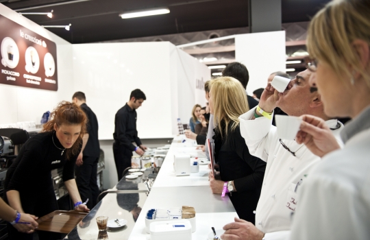 Galleria fotograficaAl centro Davide Oldani del D'O di Cornaredo (Milano) con Oliviero Toscani, fotografo e produttore di vinoGuffanti, storici affinatori di formaggi ad Arona (Novara)Lo spazio espositivo di Acqua Panna e S. Pellegrino. Le illustrazioni sono firmate da Gianluca BiscalchinPastificio dei CampiSelecta, un recinto di bont&agrave; firmate anche da Michele Rotondo, chef della Masseria Petrino di Palagianello (Taranto)Brindisi con Birra Moretti Grand Cru. A destra si riconosce Simone Padoan dei Tigli di San Bonifacio (Verona)Le alchimie pastaiole di Davide Scabin del Combal.Zero di Rivoli (Torino) allo stand FelicettiGrana Padano superstarMassimo Spigaroli dell'Antica Corte Pallavicina di Polesine Parmense (Parma), produttore di un leggendario culatelloI ragazzi di Molino GrassiIl pane di PrinciA destra, Rosanna Marziale, cuoca delle Colonne di CasertaJeff Martin, responsabile di&nbsp;Eblex Italia, carni britanniche