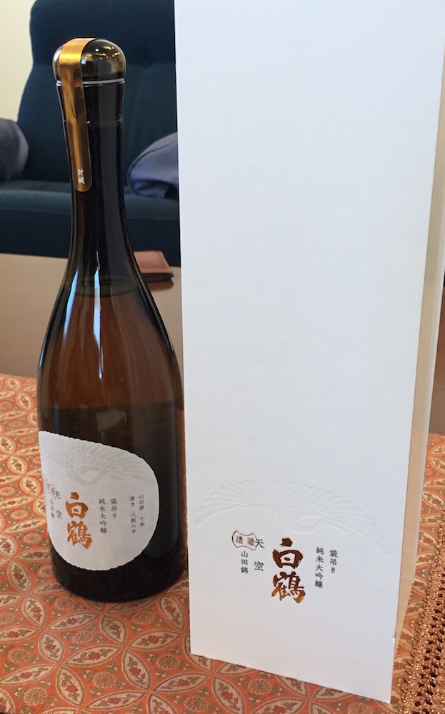 Galleria fotograficaKobe, un milione e mezzo di abitanti, &egrave; la capitale tranquilla della prefettura giapponese di Hyogo, a sua volta inserita nella macro-regione di Kansai, raggiungibile dall&rsquo;aeroporto internazionale di Osaka. Kobe dista da Osaka un&rsquo;oretta di macchina e 23 minuti di Shinkansen, i treni ad alta velocit&agrave; del Giappone. La tratta Kobe-Tokyo, circa 550 chilometri, si percorre in appena 2 ore e mezza
La prefettura di Hyogo - divisa nelle 4 province di Settsu (Kobe), Harima, Tamba e Tajima - unisce due coste: il mare del Giappone e il mare di Seto nel Pacifico a sud. Il suo simbolo &egrave; il castello di Himeji, patrimonio mondiale dell&rsquo;umanit&agrave; Unesco, eretto nel 1601. Tra poche settimane, tutt&rsquo;attorno, cominceranno a fiorire i ciliegi, uno spettacolo molto atteso&nbsp;(foto&nbsp;dronestagr.am)
La fama di Kobe accrebbe nel 1868 quando venne aperto il porto, che oggi dialoga con 500 altri porti di 130 paesi nel mondo. &Egrave; una tappa popolare per le navi da crociera. Kobe &egrave; un centro importante per le industrie pesanti e l&rsquo;acciaio: tra le altre, Kawasaki, Mitsubishi e Toshiba (foto seanews)

&nbsp;
Uno dei poli&nbsp;gastronomici pi&ugrave; vivaci di Kobe &egrave; sotterraneo, nel centro commerciale di Sogo. Decine di isole curatissime, con prodotti gastronomici di ogni genere. In primis, esercizi di patisserie e chocolaterie, una replica perfetta dei modelli francesi
Il pane &egrave; un simbolo importante per la gastronomia di Kobe, per i locali e per gli expat, circa 40mila residenti da tutto il mondo
I macaron, molto popolari nella Kobe bene
Passiamo alle meraviglie della gastronomia giapponese autentica: sempre sotto al centro commerciale Sogo, drappi di tessuto tinti con ideogrammi nascondono gli ingressi di piccole tavole a conduzione familiare, come questo teppanyiaki. Quattro tavoli in tutto, ognuno con piastra, per arroventarsi qualsiasi cosa. Nel nostro caso, soba meshi (noodle fritti con carne) e okonomiyaki, sorta di frittata. Vietato indossare maglioni pregiati
Nel centro di Kobe spunta anche una vivace Chinatown. Sono forti i legami commerciali tra la citt&agrave; giapponese e l&rsquo;isola cinese (con ambizioni irredentiste) di Taiwan
Le relazioni tra Kobe e Taiwan si sono rafforzate anche per un tragico destino comune: le calamit&agrave; naturali. Il terremoto di Kobe del 17 gennaio 1995 provoc&ograve; 6.400 vittime e 40mila feriti, danneggiando oltre 240mila palazzi. Nella foto, la prima sede del ristorante di cucina tradizionale Matsunoya dopo il sisma
Il ristorante Matsunoya &egrave; rinato in una nuova sede. Gli abbiamo dedicato un post
La chiusura del menu kaiseki del Matsunoya: t&egrave; matcha frullato per qualche secondo con canne di bamb&ugrave;, una preparazione molto popolare
Siamo accolti nel quartier generale della prefettura di Hyogo dal governatore in persona, il signor Toshizo Ido (nella foto, a destra). &laquo;Volevamo ringraziarvi anche per la nostra formidabile&nbsp;esperienza all&rsquo;Expo&raquo;, ci ha detto
I vasi di tulipani nel giardino della residenza del governatore di Hyogo
Dove comprare coltelli da cucina a Kobe? Coltelleria Kireaji-no-le, sulla Moto manchi dori, strada popolare per lo shopping
Con la pluri-premiata macelleria Moriya, passiamo al simbolo per cui la citt&agrave; portuale &egrave; famosa nel mondo: la carne di Kobe. Ottenuta da vitelli purosangue Tajima, vengono cresciuti per due anni negli allevamenti di Hyogo. Sulle sue caratteristiche di marmorizzazione abbiamo parlato diverse volte&nbsp;nei giorni di Expo. La curiosit&agrave; che non sapevamo &egrave; che fino al 1868, l&rsquo;anno in cui fu aperto il porto di Kobe, nessuno in citt&agrave; mangiava carne. Furono gli inglesi a insegnare loro l&rsquo;arte della macelleria. Purtroppo non riusciremo a visitare alcun allevamento. La motivazione ufficiale? &laquo;Dovreste stare qui a Kobe per almeno 80 giorni&raquo;, ci hanno spiegato gli interlocutori di Jetro Kobe, &laquo;solo da allora la vostra composizione batterica non risulter&agrave; pi&ugrave; nociva per i nostri bovini&raquo;
La carne di Kobe &egrave; servita in 37 insegne della citt&agrave; (e 300 in tutto il Giappone). Dove andare? Da Kobe Plaisir, al 2-11-5 della Shimoyamate, quartiere Chuo-ku
La lavagna del menu del ristorante Kobe Plaisir, un inno alla carne pi&ugrave; ambita del mondo
Lo chef del teppanyiaki, la spettacolare griglia di Kobe Plaisir
Sul suo vassoio, due meravigliose entrec&ocirc;te di carne di Kobe. Rosolate ai lati, rosse dentro, si squaglieranno in bocca
Impossibile chiedere una tartare di Kobe: vietate
Sulla griglia il ragazzo abbrustolir&agrave; anche cipolle, funghi, melanzane e rape
Comincia il tour lontano da Kobe, a caccia delle altre bont&agrave; della prefettura di Hyogo. Iniziamo dal miso dell&rsquo;azienda centenaria Rokko di Ashya. Se in Italia dici miso, pensi a un prodotto unico. Ma, cos&igrave; come non esiste &ldquo;la birra&rdquo; o il &ldquo;vino&rdquo;, cos&igrave; dobbiamo abituarci a pluralizzare un genere che l&rsquo;Occidente ingenuamente interpreta spesso come singolare. Esistono infinite variet&agrave; di miso, a seconda delle tecniche di lavorazione (bollitura in acqua o a vapore del riso), del tipo di ingredienti utilizzati (riso, ma anche segale o grano, che poi vengono uniti a fagioli neri di soia cotti) e dell&rsquo;arco temporale di fermentazione
A tavola, l&rsquo;impiego del miso non &egrave; limitato, come crediamo in Italia, alla sola zuppa in apertura del pasto (o alla fine delle maratone: gli atleti la bevono subito per sciogliere i muscoli induriti dai chilometri): la letteratura gastronomica giapponese abbonda di marinature di carne e pesce e dessert
Il futuro miso &egrave; messo a fermentare per due anni pressato da massi rocciosi, sotto al pavimento dell&rsquo;azienda Rokko. Questi miso sono pregiati perch&eacute; la loro salinit&agrave; &egrave; molto inferiore rispetto agli stessi simili pi&ugrave; cheap
Asakuro sansho (pepe), messo sotto alcol. &Egrave; uno dei prodotti pi&ugrave; interessanti che abbiamo trovato nella prefettura di Hyogo: lo abbiamo trovato nell&rsquo;entroterra di Yabu, nelle vicinanze di una frequentata pista di sci. Detto anche &ldquo;diamante verde&rdquo;, il suo frutto crudo esprime una marcata nota citrica che anestetizza piacevolmente la lingua per qualche minuto
Il pepe Asakuro si raccoglie nell&rsquo;ultima settimana di maggio, quando tutte le famiglie di Yabu e dintorni &ndash; anziani inclusi &ndash; scuotono 5.500 alberelli, percorsi da una frenetica energia. Longino & Cardenal sta per importarlo in Italia. Scommettiamo fin da ora sul dilagare del prodotto nei menu d&rsquo;autore
Carne di manzo di Tajima al pepe Asakuro con salsa di soia al vino rosso. Sul retro, verdure croccanti. Ci &egrave; stato servito al ristorante&nbsp;La Riviere di Yabu
Un formidabile tris di cr&egrave;me br&ucirc;l&eacute;e, ancora al ristorante La Riviere. L&rsquo;ortodossia del dessert &egrave; solo apparente perch&eacute; ogni tazzina &egrave; spinta da un&rsquo;aromatizzazione speciale: nell&rsquo;ordine da sinistra a destra, t&egrave; matcha, pepe Asakuro e zenzero
Media scatenati con gli ospiti italiani al ristorante La Riviere&hellip;.
&hellip;ci accoglie anche il sindaco di Yabu&hellip;
&hellip;e i risultati arrivano il giorno dopo: con l&rsquo;autore di questo dossier c&rsquo;erano Felice Lo Basso, chef del ristorante Unico di Milano e Riccardo Uleri, ceo di Longino & Cardenal
Intermezzo serale: verdura&hellip;
&hellip; e carne, da piastrare sul teppanyiaki, naturalmente
Tappa successiva: andiamo alla scoperta dei pregiati fagioli neri di soia (tambaguro) nella provincia di Tamba (guro=fagioli). Nella foto, l&rsquo;ingresso dell&rsquo;azienza Odagakishouten di Sasayama, fondata 180 anni fa
I fagioli neri di soia si coltivano da oltre 400 anni. A giugno ha inizio la semina; cento giorni dopo, da met&agrave; novembre a marzo, si estraggono dai baccelli: a novembre, una piccola parte verr&agrave; usata come edamame (i fagioli che troviamo spesso a inizio pasto in un ristorante giapponese), una gran parte finir&agrave; nella fabbrica che cominciamo a visitare
La parte pi&ugrave; interessante del processo avviene al piano superiore: su 5 tavoli tondi, squadre da 6&nbsp;operai osservano i fagioli raccolti ed essiccati uno a uno. Devono scartare quelli non sferici o bucati dagli insetti. &laquo;I fagioli neri buoni emettono un suono dolce quando rimbalzano sul tavolo&raquo;, spiegano. Sono quelli che finiranno nelle lavorazioni finali. Qualit&agrave; assoluta
I fagioli neri di soia sono venduti al naturale, cotti al vapore, caramellati o arrostiti
Dai fagioli neri di soia si ricava anche del te e farina per dolci come il gelato di soia nera (a sinistra)
Ad Harima, nel museo di Ibonoito, passiamo a un grande prodotto della tradizione di Hyogo: la pasta somen. Composti da farina bianca, acqua cristallina del fiume Ibo e sale di Ako, hanno alle spalle una storia di 600 anni. I somen premium sono venduti in fasci e sono avvolti da una fascetta centrale, che cambia colore a seconda del diametro
&nbsp;
Per lungo tempo, i somen sono stati tirati a mano attraverso articolati telai, alla maniera dei tessuti. Oggi la tecnica &egrave; aggiornata con sofisticati automatismi
La magia dei somen, pasta ad alta tenuta elastica
La famiglia delle paste giapponesi (kanmen) &egrave; piuttosto ricca: con i somen (foto) ci sono i popolari ramen (farina di frumento, acqua, sale e kansui, cio&egrave; acqua minerale alcalina), udon (farina bianca, acqua e sale ma spessore pi&ugrave; ampio dei somen e consistenza decisa), soba (farina di grano saraceno e farina bianca intrecciate ad acqua calda o fredda e diametro medio) e chasoba (nella foto, stessa tecnica dei soba e aggiunta di t&egrave; verde nell&rsquo;impasto)
Chasoba: soba con t&egrave; matcha nell'impasto
Felice Lo Basso si cimenta nell&rsquo;arte dei somen
I somen cuociono in acqua bollente per due minuti (ma anche meno se il diametro &egrave; pi&ugrave; sottile) e daranno origine a tutta una variet&agrave; di piatti, dalle insalate ai dessert. Il migliore assaggiato? Somen intinti nel brodo d&rsquo;anatra caldo. Ma funzionano alla grande anche con le zuppe fredde d&rsquo;estate
Di tutti i prodotti del paniere di Hyogo, abbiamo trovato buonissime le cipolle di Awaji, isola a sud di Kobe. Raccolte, essiccate, appese e raffreddate, hanno un sapore insolitamente molto dolce
Con l&rsquo;ultima tappa, approfondiamo i processi di produzione del simbolo giapponese pi&ugrave; celebre: il sak&egrave;. Torniamo a Kobe, nel quartiere generale di Hakutsuru, il marchio pi&ugrave; venduto nel mondo, azienda fondata nel 1743, con 34 miliardi di yen di fatturato (276 milioni di euro)
Un bel museo su pi&ugrave; piani riproduce la storia del sak&egrave; e tutti i passaggi di produzione. Il primo passaggio &egrave; il lavaggio (senmai): il riso raccolto viene lavato
Il riso lavato viene poi diviso a seconda degli utilizzi,&nbsp;e messo a raffreddare nelle botte, sollevate da una fune
Il museo esibisce tutte le fasi e gli attrezzi utilizzati nei processi di distillazione, filtraggio, scrematura, pastorizzazione fino all&rsquo;inserimento finale nelle botti di cedro di Yoshino
Le pittoresche taniche di sak&egrave;
