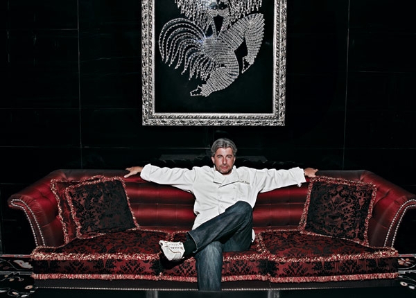 Galleria fotograficaAlex Atala, Dom
San Paolo, Brasile
7&deg; nei 50Best
Definire outsider il numero 7 assoluto della S.Pellegrino 50 Best&nbsp;2011, nonch&eacute; vecchio conoscente di Identit&agrave; Golose, &egrave; un azzardo. Ma Alex Atala veste meglio di altri i panni del cuoco di nuova generazione. Dopo aver trotterellato in lungo e in largo per il mondo, oggi &egrave; stalker di ogni prodotto del suo circondario paulista, amazzone, brasiliano: non gli d&agrave; tregua. Perch&eacute; un Paese che vive un boom economico non pu&ograve; pi&ugrave; andare avanti a feijoada, comida a kilo o impiattare foie gras in bisque o brunoise. Molto meglio sganciarsi dai colonialismi e magnificare manioca, priprioca e jabuticaba. Nuovi vocaboli che risuonano nel mondo col fragore di una torcidaPeter Goossens, Hof Van Cleve
Kruishoutem, Belgio
15&deg; nei 50Best 
L'identit&agrave; di un popolo &egrave; evidente pi&ugrave; di tutto a spiare quello che mette in tavola. L'hanno capito prima degli altri i baschi e i catalani ma l'esempio sta tracimando alle altre comunit&agrave; inquiete d'Europa. Come quella fiamminga in Belgio, ricapitolata ogni anno nei Flemish Primitives, sorta di Gastronomika del Nord Europa. Tra i Primitivi fiamminghi si distingue per stazza e timbro questo signore appuntato da 3 Stelle, che tra fiammanti ouvertures all'ostrica e condimenti local per impensabili selvaggine fa saltare sulla sedia i pregiudizi un po' razzisti di chi vuole il Belgio tutto nebbie e sbadigliHeinz Reitbauer, Steirereck
Vienna, Austria
22&deg; nei 50Best
Chi ironizza sulla precaria autorialit&agrave; della cucina austriaca dovrebbe prima considerare che, negli ultimi decenni, gli interpreti pi&ugrave; blasonati della scuola classica tedesca, quella pi&ugrave; francofila, tengono in tasca certificati di nascita timbrati a Vienna o Salisburgo. Vedi il grande Eckart Witzigmann, impersonificazione di un Anschluss al contrario. Heinz Reitbauer ne &egrave; degno erede. Solo che ha scelto di pontificare da casa sua: ora &egrave; allo Stadtpark di Vienna per dare conto dei grandi vini e formaggi della Stiria. Ma anche per svegliare il gourmet dal culto della wienerschnitzel frisbee, qui ampiamente cancellato da laicissime spugnole, radici e vegetali (foto di Teresa Zoetl)Andreas Caminada, Schloss Schauenstein
F&uuml;rstenau, Svizzera
23&deg; nei 50Best
La Svizzera &egrave; un Paese neutrale ma non gastronomicamente: per vicinanza e opportunit&agrave;, l'influsso francese &egrave; sempre stato lampante. Forse allora il 32enne Andreas Caminada ha saputo recidere il cordone con la Grandeur perch&eacute; opera nel Graub&uuml;nden, il pi&ugrave; orientale dei Cantoni ma soprattutto il pi&ugrave; lontano da Oltralpe. Com'&egrave; come non &egrave;, nessuno nei dintorni manipola con lo stesso ardore agnelli, vitelli, salmerini, vegetali. Una cucina di montagna giunta alle tre Stelle dopo una serie di tornanti da brivido. Con lui che continua a non disdegnare le spume di tradizione iberica. Perch&eacute; se prima era assurdo abusarne, ora &egrave; assurdo schifarle manco fossero vibrioni. Si chiama personalit&agrave; (foto di Veronique Hoegger)Peter Gilmore, Quay
Sydney, Australia
26&deg; nei 50Best
Avr&agrave; anche ricevuto il premio di miglior ristorante d'Australasia il Quay. Ma se chiedi a un Aussie in quale continente pensa di essere nato, quello risponder&agrave; nove su dieci "Asia" perch&eacute; &egrave; quello il macrocosmo cui si sentono di appartenere. Occhi a mandorla e bulbi occidentali convivono egregiamente nei piatti di questo signore che, davanti all'Opera House di Sydney, intona sinfonie crossover col grande pescato dei dintorni, che pu&ograve; finire in un congee (porridge di riso cinese) arricchito da germogli, petali e fiori miniaturizzati. Che sono prassi comune nel Sud Est asiatico ma in questo caso svettanti nella Green House adiacente al ristorante (foto di Anson Smart)Ignatius Chan, Iggy's
Singapore, Singapore
27&deg; nei 50Best
Si fa presto a dire cucina asiatica d'autore. Ma poi, escluso il Giappone e certa Cina, in Paesi di grande e ghiotta tradizione popolare come Tailandia, Vietnam o Malesia le insegne creative valide stentano a decollare, spesso per incostanze organizzative congenite. In questo scenario spicca Singapore, Stato ricco e popolato da cuochi e ristoratori pi&ugrave; abituati a viaggiare e a fiutare come gira il vento altrove. Con quel Carpaccio di manzo wagyu Blackmore con rapa, cavolfiore e fagioli di mare, Ignatius Chan &egrave; salito al rango di best chef in town. Un signature dish che specchia rigore francese, ritualit&agrave; kaiseki e rispetto epistemologico dei tempi, di cottura (delle carni) e di coltura (dei vegetali)Bruno Oteiza e Mikel Alonso, Biko
Citt&agrave; del Messico, Messico
31&deg; nei 50Best
Sorpresa, la nuova cucina messicana "spacca" nella 50Best 2011: pioniere, il prode Enrique Olvera del Pujol, con le sue julienne di cactus e le sue polveri di tortillas, new entry al 49&deg; posto (ma gi&agrave; nella Guida di Identit&agrave; 3 anni fa). Pi&ugrave; su in classifica oggi troviamo la proposta, solo apparentemente stramba, di due baschi quarantenni, venuti a Mexico per scuotere la cucina locale con sferificazioni, arie e liofilizzazioni. Tutto questo, emulando le doti immaginifiche di Pedro Subijana e &laquo;la capacit&agrave; di guardare alla cucina con gli occhi di un ni&ntilde;o&raquo; che Juan Mar&igrave; Arzak trasmise loro. Il modo mejor per essere liberi. Di cucinareHans V&auml;lim&auml;ki, Chez Dominique
Helsinki, Finlandia
32&deg; nei 50Best
Altra vecchia conoscenza di Identit&agrave; Golose, questo ragazzo di Helsinki, come Redzepi in Danimarca o Mathias Dahlgren in Svezia, ha tolto il velo a una serie di ghiottonerie autoctone, che a elencarle tre lustri fa gli davano del pazzo: porcini artici, spaghetti "di" (nel senso del complemento di materia) lampone, galli cedroni al posto dei piccioni. &laquo;Non aspettatevi colori mediterranei sulla mia tavola&raquo;, disse sul palco di Milano, &laquo;perch&eacute; se fuori d'inverno &egrave; tutto ghiacciato, cos&igrave; dev'essere anche il piatto&raquo;. Sapori/candori pi&ugrave; inebrianti di una vodkaGast&oacute;n Acurio, Astrid y Gaston
Lima, Per&ugrave;
42&deg; nei 50Best
L'ultima volta che abbiamo sentito nominare il Per&ugrave; &egrave; stato da Massimo Bottura, che laggi&ugrave; scopr&igrave; il ceviche, tassello del suo Tutte le lingue del mondo. Ora per&ograve; la grande cucina andina ha un volto, quello di Gast&oacute;n Acurio, acclamatissimo alla Guildhall di Londra, aprile 2011. Con la moglie Astrid il cuoco si batte da anni per aiutare contadini e pescatori della biodiversit&agrave; nazionale. Il suo motto &egrave;: &laquo;Que el Per&uacute; sea tu casa y el mundo sea tu barrio&raquo;. Glocalismo andino, giocato su lucuma, loche e alfajor. Un po' il contraltare dei prodotti che Alex Atala enfatizza dell'altro lato dell'Amazzonia (foto Prisacom)