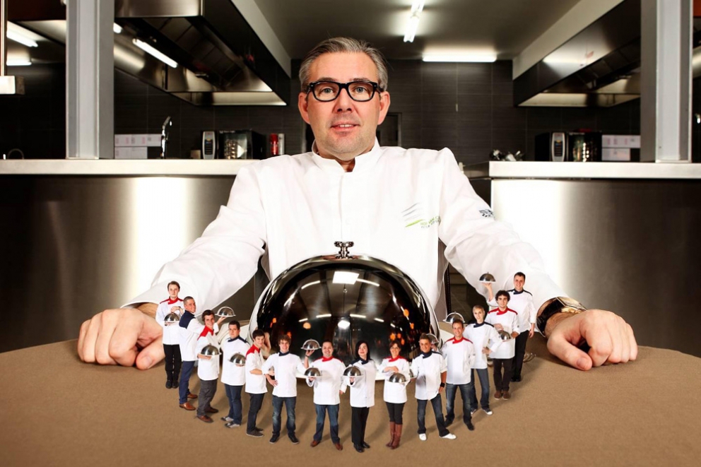 Galleria fotograficaAlex Atala, Dom
San Paolo, Brasile
7&deg; nei 50Best
Definire outsider il numero 7 assoluto della S.Pellegrino 50 Best&nbsp;2011, nonch&eacute; vecchio conoscente di Identit&agrave; Golose, &egrave; un azzardo. Ma Alex Atala veste meglio di altri i panni del cuoco di nuova generazione. Dopo aver trotterellato in lungo e in largo per il mondo, oggi &egrave; stalker di ogni prodotto del suo circondario paulista, amazzone, brasiliano: non gli d&agrave; tregua. Perch&eacute; un Paese che vive un boom economico non pu&ograve; pi&ugrave; andare avanti a feijoada, comida a kilo o impiattare foie gras in bisque o brunoise. Molto meglio sganciarsi dai colonialismi e magnificare manioca, priprioca e jabuticaba. Nuovi vocaboli che risuonano nel mondo col fragore di una torcida