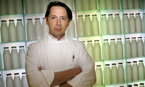 Galleria fotograficaAlex Atala, Dom
San Paolo, Brasile
7&deg; nei 50Best
Definire outsider il numero 7 assoluto della S.Pellegrino 50 Best&nbsp;2011, nonch&eacute; vecchio conoscente di Identit&agrave; Golose, &egrave; un azzardo. Ma Alex Atala veste meglio di altri i panni del cuoco di nuova generazione. Dopo aver trotterellato in lungo e in largo per il mondo, oggi &egrave; stalker di ogni prodotto del suo circondario paulista, amazzone, brasiliano: non gli d&agrave; tregua. Perch&eacute; un Paese che vive un boom economico non pu&ograve; pi&ugrave; andare avanti a feijoada, comida a kilo o impiattare foie gras in bisque o brunoise. Molto meglio sganciarsi dai colonialismi e magnificare manioca, priprioca e jabuticaba. Nuovi vocaboli che risuonano nel mondo col fragore di una torcidaPeter Goossens, Hof Van Cleve
Kruishoutem, Belgio
15&deg; nei 50Best 
L'identit&agrave; di un popolo &egrave; evidente pi&ugrave; di tutto a spiare quello che mette in tavola. L'hanno capito prima degli altri i baschi e i catalani ma l'esempio sta tracimando alle altre comunit&agrave; inquiete d'Europa. Come quella fiamminga in Belgio, ricapitolata ogni anno nei Flemish Primitives, sorta di Gastronomika del Nord Europa. Tra i Primitivi fiamminghi si distingue per stazza e timbro questo signore appuntato da 3 Stelle, che tra fiammanti ouvertures all'ostrica e condimenti local per impensabili selvaggine fa saltare sulla sedia i pregiudizi un po' razzisti di chi vuole il Belgio tutto nebbie e sbadigli