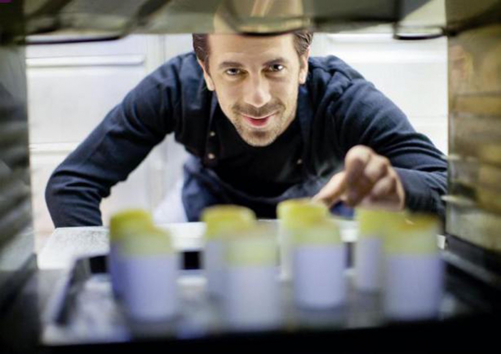 Galleria fotograficaAlex Atala, Dom
San Paolo, Brasile
7&deg; nei 50Best
Definire outsider il numero 7 assoluto della S.Pellegrino 50 Best&nbsp;2011, nonch&eacute; vecchio conoscente di Identit&agrave; Golose, &egrave; un azzardo. Ma Alex Atala veste meglio di altri i panni del cuoco di nuova generazione. Dopo aver trotterellato in lungo e in largo per il mondo, oggi &egrave; stalker di ogni prodotto del suo circondario paulista, amazzone, brasiliano: non gli d&agrave; tregua. Perch&eacute; un Paese che vive un boom economico non pu&ograve; pi&ugrave; andare avanti a feijoada, comida a kilo o impiattare foie gras in bisque o brunoise. Molto meglio sganciarsi dai colonialismi e magnificare manioca, priprioca e jabuticaba. Nuovi vocaboli che risuonano nel mondo col fragore di una torcidaPeter Goossens, Hof Van Cleve
Kruishoutem, Belgio
15&deg; nei 50Best 
L'identit&agrave; di un popolo &egrave; evidente pi&ugrave; di tutto a spiare quello che mette in tavola. L'hanno capito prima degli altri i baschi e i catalani ma l'esempio sta tracimando alle altre comunit&agrave; inquiete d'Europa. Come quella fiamminga in Belgio, ricapitolata ogni anno nei Flemish Primitives, sorta di Gastronomika del Nord Europa. Tra i Primitivi fiamminghi si distingue per stazza e timbro questo signore appuntato da 3 Stelle, che tra fiammanti ouvertures all'ostrica e condimenti local per impensabili selvaggine fa saltare sulla sedia i pregiudizi un po' razzisti di chi vuole il Belgio tutto nebbie e sbadigliHeinz Reitbauer, Steirereck
Vienna, Austria
22&deg; nei 50Best
Chi ironizza sulla precaria autorialit&agrave; della cucina austriaca dovrebbe prima considerare che, negli ultimi decenni, gli interpreti pi&ugrave; blasonati della scuola classica tedesca, quella pi&ugrave; francofila, tengono in tasca certificati di nascita timbrati a Vienna o Salisburgo. Vedi il grande Eckart Witzigmann, impersonificazione di un Anschluss al contrario. Heinz Reitbauer ne &egrave; degno erede. Solo che ha scelto di pontificare da casa sua: ora &egrave; allo Stadtpark di Vienna per dare conto dei grandi vini e formaggi della Stiria. Ma anche per svegliare il gourmet dal culto della wienerschnitzel frisbee, qui ampiamente cancellato da laicissime spugnole, radici e vegetali (foto di Teresa Zoetl)