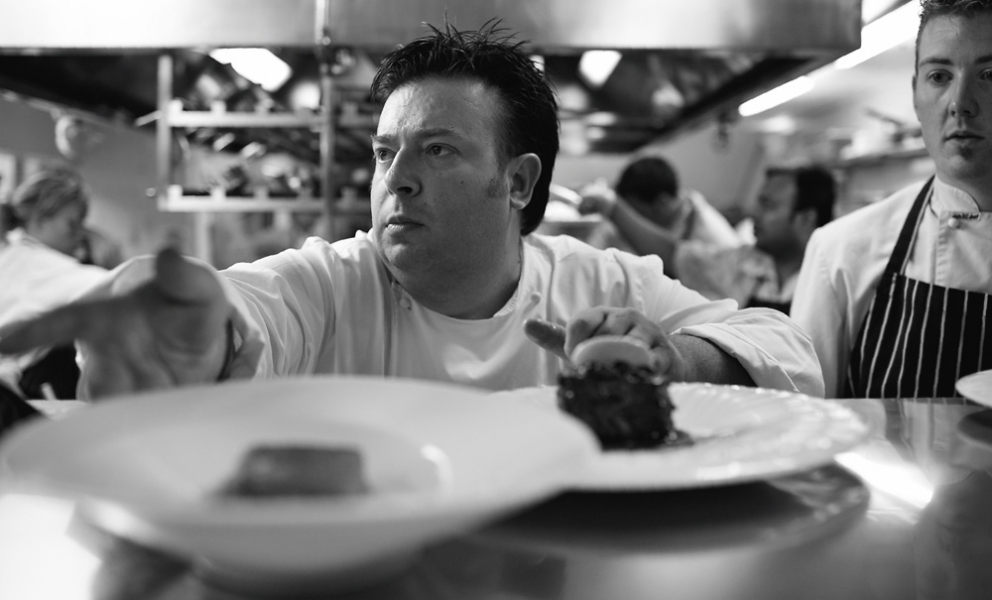 Galleria fotograficaAlex Atala, Dom
San Paolo, Brasile
7&deg; nei 50Best
Definire outsider il numero 7 assoluto della S.Pellegrino 50 Best&nbsp;2011, nonch&eacute; vecchio conoscente di Identit&agrave; Golose, &egrave; un azzardo. Ma Alex Atala veste meglio di altri i panni del cuoco di nuova generazione. Dopo aver trotterellato in lungo e in largo per il mondo, oggi &egrave; stalker di ogni prodotto del suo circondario paulista, amazzone, brasiliano: non gli d&agrave; tregua. Perch&eacute; un Paese che vive un boom economico non pu&ograve; pi&ugrave; andare avanti a feijoada, comida a kilo o impiattare foie gras in bisque o brunoise. Molto meglio sganciarsi dai colonialismi e magnificare manioca, priprioca e jabuticaba. Nuovi vocaboli che risuonano nel mondo col fragore di una torcidaPeter Goossens, Hof Van Cleve
Kruishoutem, Belgio
15&deg; nei 50Best 
L'identit&agrave; di un popolo &egrave; evidente pi&ugrave; di tutto a spiare quello che mette in tavola. L'hanno capito prima degli altri i baschi e i catalani ma l'esempio sta tracimando alle altre comunit&agrave; inquiete d'Europa. Come quella fiamminga in Belgio, ricapitolata ogni anno nei Flemish Primitives, sorta di Gastronomika del Nord Europa. Tra i Primitivi fiamminghi si distingue per stazza e timbro questo signore appuntato da 3 Stelle, che tra fiammanti ouvertures all'ostrica e condimenti local per impensabili selvaggine fa saltare sulla sedia i pregiudizi un po' razzisti di chi vuole il Belgio tutto nebbie e sbadigliHeinz Reitbauer, Steirereck
Vienna, Austria
22&deg; nei 50Best
Chi ironizza sulla precaria autorialit&agrave; della cucina austriaca dovrebbe prima considerare che, negli ultimi decenni, gli interpreti pi&ugrave; blasonati della scuola classica tedesca, quella pi&ugrave; francofila, tengono in tasca certificati di nascita timbrati a Vienna o Salisburgo. Vedi il grande Eckart Witzigmann, impersonificazione di un Anschluss al contrario. Heinz Reitbauer ne &egrave; degno erede. Solo che ha scelto di pontificare da casa sua: ora &egrave; allo Stadtpark di Vienna per dare conto dei grandi vini e formaggi della Stiria. Ma anche per svegliare il gourmet dal culto della wienerschnitzel frisbee, qui ampiamente cancellato da laicissime spugnole, radici e vegetali (foto di Teresa Zoetl)Andreas Caminada, Schloss Schauenstein
F&uuml;rstenau, Svizzera
23&deg; nei 50Best
La Svizzera &egrave; un Paese neutrale ma non gastronomicamente: per vicinanza e opportunit&agrave;, l'influsso francese &egrave; sempre stato lampante. Forse allora il 32enne Andreas Caminada ha saputo recidere il cordone con la Grandeur perch&eacute; opera nel Graub&uuml;nden, il pi&ugrave; orientale dei Cantoni ma soprattutto il pi&ugrave; lontano da Oltralpe. Com'&egrave; come non &egrave;, nessuno nei dintorni manipola con lo stesso ardore agnelli, vitelli, salmerini, vegetali. Una cucina di montagna giunta alle tre Stelle dopo una serie di tornanti da brivido. Con lui che continua a non disdegnare le spume di tradizione iberica. Perch&eacute; se prima era assurdo abusarne, ora &egrave; assurdo schifarle manco fossero vibrioni. Si chiama personalit&agrave; (foto di Veronique Hoegger)