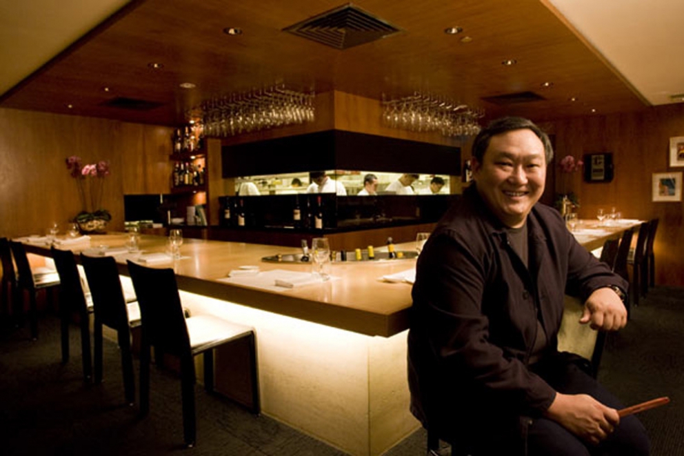 Galleria fotograficaAlex Atala, Dom
San Paolo, Brasile
7&deg; nei 50Best
Definire outsider il numero 7 assoluto della S.Pellegrino 50 Best&nbsp;2011, nonch&eacute; vecchio conoscente di Identit&agrave; Golose, &egrave; un azzardo. Ma Alex Atala veste meglio di altri i panni del cuoco di nuova generazione. Dopo aver trotterellato in lungo e in largo per il mondo, oggi &egrave; stalker di ogni prodotto del suo circondario paulista, amazzone, brasiliano: non gli d&agrave; tregua. Perch&eacute; un Paese che vive un boom economico non pu&ograve; pi&ugrave; andare avanti a feijoada, comida a kilo o impiattare foie gras in bisque o brunoise. Molto meglio sganciarsi dai colonialismi e magnificare manioca, priprioca e jabuticaba. Nuovi vocaboli che risuonano nel mondo col fragore di una torcidaPeter Goossens, Hof Van Cleve
Kruishoutem, Belgio
15&deg; nei 50Best 
L'identit&agrave; di un popolo &egrave; evidente pi&ugrave; di tutto a spiare quello che mette in tavola. L'hanno capito prima degli altri i baschi e i catalani ma l'esempio sta tracimando alle altre comunit&agrave; inquiete d'Europa. Come quella fiamminga in Belgio, ricapitolata ogni anno nei Flemish Primitives, sorta di Gastronomika del Nord Europa. Tra i Primitivi fiamminghi si distingue per stazza e timbro questo signore appuntato da 3 Stelle, che tra fiammanti ouvertures all'ostrica e condimenti local per impensabili selvaggine fa saltare sulla sedia i pregiudizi un po' razzisti di chi vuole il Belgio tutto nebbie e sbadigliHeinz Reitbauer, Steirereck
Vienna, Austria
22&deg; nei 50Best
Chi ironizza sulla precaria autorialit&agrave; della cucina austriaca dovrebbe prima considerare che, negli ultimi decenni, gli interpreti pi&ugrave; blasonati della scuola classica tedesca, quella pi&ugrave; francofila, tengono in tasca certificati di nascita timbrati a Vienna o Salisburgo. Vedi il grande Eckart Witzigmann, impersonificazione di un Anschluss al contrario. Heinz Reitbauer ne &egrave; degno erede. Solo che ha scelto di pontificare da casa sua: ora &egrave; allo Stadtpark di Vienna per dare conto dei grandi vini e formaggi della Stiria. Ma anche per svegliare il gourmet dal culto della wienerschnitzel frisbee, qui ampiamente cancellato da laicissime spugnole, radici e vegetali (foto di Teresa Zoetl)Andreas Caminada, Schloss Schauenstein
F&uuml;rstenau, Svizzera
23&deg; nei 50Best
La Svizzera &egrave; un Paese neutrale ma non gastronomicamente: per vicinanza e opportunit&agrave;, l'influsso francese &egrave; sempre stato lampante. Forse allora il 32enne Andreas Caminada ha saputo recidere il cordone con la Grandeur perch&eacute; opera nel Graub&uuml;nden, il pi&ugrave; orientale dei Cantoni ma soprattutto il pi&ugrave; lontano da Oltralpe. Com'&egrave; come non &egrave;, nessuno nei dintorni manipola con lo stesso ardore agnelli, vitelli, salmerini, vegetali. Una cucina di montagna giunta alle tre Stelle dopo una serie di tornanti da brivido. Con lui che continua a non disdegnare le spume di tradizione iberica. Perch&eacute; se prima era assurdo abusarne, ora &egrave; assurdo schifarle manco fossero vibrioni. Si chiama personalit&agrave; (foto di Veronique Hoegger)Peter Gilmore, Quay
Sydney, Australia
26&deg; nei 50Best
Avr&agrave; anche ricevuto il premio di miglior ristorante d'Australasia il Quay. Ma se chiedi a un Aussie in quale continente pensa di essere nato, quello risponder&agrave; nove su dieci "Asia" perch&eacute; &egrave; quello il macrocosmo cui si sentono di appartenere. Occhi a mandorla e bulbi occidentali convivono egregiamente nei piatti di questo signore che, davanti all'Opera House di Sydney, intona sinfonie crossover col grande pescato dei dintorni, che pu&ograve; finire in un congee (porridge di riso cinese) arricchito da germogli, petali e fiori miniaturizzati. Che sono prassi comune nel Sud Est asiatico ma in questo caso svettanti nella Green House adiacente al ristorante (foto di Anson Smart)