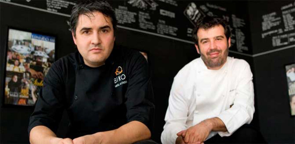 Galleria fotograficaAlex Atala, Dom
San Paolo, Brasile
7&deg; nei 50Best
Definire outsider il numero 7 assoluto della S.Pellegrino 50 Best&nbsp;2011, nonch&eacute; vecchio conoscente di Identit&agrave; Golose, &egrave; un azzardo. Ma Alex Atala veste meglio di altri i panni del cuoco di nuova generazione. Dopo aver trotterellato in lungo e in largo per il mondo, oggi &egrave; stalker di ogni prodotto del suo circondario paulista, amazzone, brasiliano: non gli d&agrave; tregua. Perch&eacute; un Paese che vive un boom economico non pu&ograve; pi&ugrave; andare avanti a feijoada, comida a kilo o impiattare foie gras in bisque o brunoise. Molto meglio sganciarsi dai colonialismi e magnificare manioca, priprioca e jabuticaba. Nuovi vocaboli che risuonano nel mondo col fragore di una torcidaPeter Goossens, Hof Van Cleve
Kruishoutem, Belgio
15&deg; nei 50Best 
L'identit&agrave; di un popolo &egrave; evidente pi&ugrave; di tutto a spiare quello che mette in tavola. L'hanno capito prima degli altri i baschi e i catalani ma l'esempio sta tracimando alle altre comunit&agrave; inquiete d'Europa. Come quella fiamminga in Belgio, ricapitolata ogni anno nei Flemish Primitives, sorta di Gastronomika del Nord Europa. Tra i Primitivi fiamminghi si distingue per stazza e timbro questo signore appuntato da 3 Stelle, che tra fiammanti ouvertures all'ostrica e condimenti local per impensabili selvaggine fa saltare sulla sedia i pregiudizi un po' razzisti di chi vuole il Belgio tutto nebbie e sbadigliHeinz Reitbauer, Steirereck
Vienna, Austria
22&deg; nei 50Best
Chi ironizza sulla precaria autorialit&agrave; della cucina austriaca dovrebbe prima considerare che, negli ultimi decenni, gli interpreti pi&ugrave; blasonati della scuola classica tedesca, quella pi&ugrave; francofila, tengono in tasca certificati di nascita timbrati a Vienna o Salisburgo. Vedi il grande Eckart Witzigmann, impersonificazione di un Anschluss al contrario. Heinz Reitbauer ne &egrave; degno erede. Solo che ha scelto di pontificare da casa sua: ora &egrave; allo Stadtpark di Vienna per dare conto dei grandi vini e formaggi della Stiria. Ma anche per svegliare il gourmet dal culto della wienerschnitzel frisbee, qui ampiamente cancellato da laicissime spugnole, radici e vegetali (foto di Teresa Zoetl)Andreas Caminada, Schloss Schauenstein
F&uuml;rstenau, Svizzera
23&deg; nei 50Best
La Svizzera &egrave; un Paese neutrale ma non gastronomicamente: per vicinanza e opportunit&agrave;, l'influsso francese &egrave; sempre stato lampante. Forse allora il 32enne Andreas Caminada ha saputo recidere il cordone con la Grandeur perch&eacute; opera nel Graub&uuml;nden, il pi&ugrave; orientale dei Cantoni ma soprattutto il pi&ugrave; lontano da Oltralpe. Com'&egrave; come non &egrave;, nessuno nei dintorni manipola con lo stesso ardore agnelli, vitelli, salmerini, vegetali. Una cucina di montagna giunta alle tre Stelle dopo una serie di tornanti da brivido. Con lui che continua a non disdegnare le spume di tradizione iberica. Perch&eacute; se prima era assurdo abusarne, ora &egrave; assurdo schifarle manco fossero vibrioni. Si chiama personalit&agrave; (foto di Veronique Hoegger)Peter Gilmore, Quay
Sydney, Australia
26&deg; nei 50Best
Avr&agrave; anche ricevuto il premio di miglior ristorante d'Australasia il Quay. Ma se chiedi a un Aussie in quale continente pensa di essere nato, quello risponder&agrave; nove su dieci "Asia" perch&eacute; &egrave; quello il macrocosmo cui si sentono di appartenere. Occhi a mandorla e bulbi occidentali convivono egregiamente nei piatti di questo signore che, davanti all'Opera House di Sydney, intona sinfonie crossover col grande pescato dei dintorni, che pu&ograve; finire in un congee (porridge di riso cinese) arricchito da germogli, petali e fiori miniaturizzati. Che sono prassi comune nel Sud Est asiatico ma in questo caso svettanti nella Green House adiacente al ristorante (foto di Anson Smart)Ignatius Chan, Iggy's
Singapore, Singapore
27&deg; nei 50Best
Si fa presto a dire cucina asiatica d'autore. Ma poi, escluso il Giappone e certa Cina, in Paesi di grande e ghiotta tradizione popolare come Tailandia, Vietnam o Malesia le insegne creative valide stentano a decollare, spesso per incostanze organizzative congenite. In questo scenario spicca Singapore, Stato ricco e popolato da cuochi e ristoratori pi&ugrave; abituati a viaggiare e a fiutare come gira il vento altrove. Con quel Carpaccio di manzo wagyu Blackmore con rapa, cavolfiore e fagioli di mare, Ignatius Chan &egrave; salito al rango di best chef in town. Un signature dish che specchia rigore francese, ritualit&agrave; kaiseki e rispetto epistemologico dei tempi, di cottura (delle carni) e di coltura (dei vegetali)