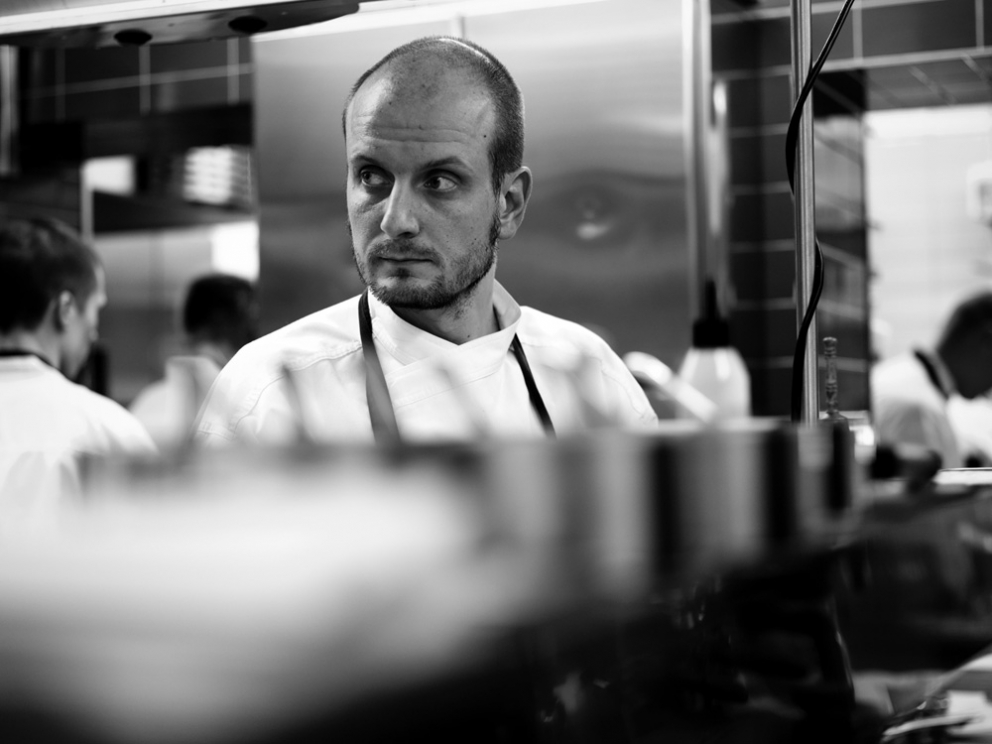 Galleria fotograficaAlex Atala, Dom
San Paolo, Brasile
7&deg; nei 50Best
Definire outsider il numero 7 assoluto della S.Pellegrino 50 Best&nbsp;2011, nonch&eacute; vecchio conoscente di Identit&agrave; Golose, &egrave; un azzardo. Ma Alex Atala veste meglio di altri i panni del cuoco di nuova generazione. Dopo aver trotterellato in lungo e in largo per il mondo, oggi &egrave; stalker di ogni prodotto del suo circondario paulista, amazzone, brasiliano: non gli d&agrave; tregua. Perch&eacute; un Paese che vive un boom economico non pu&ograve; pi&ugrave; andare avanti a feijoada, comida a kilo o impiattare foie gras in bisque o brunoise. Molto meglio sganciarsi dai colonialismi e magnificare manioca, priprioca e jabuticaba. Nuovi vocaboli che risuonano nel mondo col fragore di una torcidaPeter Goossens, Hof Van Cleve
Kruishoutem, Belgio
15&deg; nei 50Best 
L'identit&agrave; di un popolo &egrave; evidente pi&ugrave; di tutto a spiare quello che mette in tavola. L'hanno capito prima degli altri i baschi e i catalani ma l'esempio sta tracimando alle altre comunit&agrave; inquiete d'Europa. Come quella fiamminga in Belgio, ricapitolata ogni anno nei Flemish Primitives, sorta di Gastronomika del Nord Europa. Tra i Primitivi fiamminghi si distingue per stazza e timbro questo signore appuntato da 3 Stelle, che tra fiammanti ouvertures all'ostrica e condimenti local per impensabili selvaggine fa saltare sulla sedia i pregiudizi un po' razzisti di chi vuole il Belgio tutto nebbie e sbadigliHeinz Reitbauer, Steirereck
Vienna, Austria
22&deg; nei 50Best
Chi ironizza sulla precaria autorialit&agrave; della cucina austriaca dovrebbe prima considerare che, negli ultimi decenni, gli interpreti pi&ugrave; blasonati della scuola classica tedesca, quella pi&ugrave; francofila, tengono in tasca certificati di nascita timbrati a Vienna o Salisburgo. Vedi il grande Eckart Witzigmann, impersonificazione di un Anschluss al contrario. Heinz Reitbauer ne &egrave; degno erede. Solo che ha scelto di pontificare da casa sua: ora &egrave; allo Stadtpark di Vienna per dare conto dei grandi vini e formaggi della Stiria. Ma anche per svegliare il gourmet dal culto della wienerschnitzel frisbee, qui ampiamente cancellato da laicissime spugnole, radici e vegetali (foto di Teresa Zoetl)Andreas Caminada, Schloss Schauenstein
F&uuml;rstenau, Svizzera
23&deg; nei 50Best
La Svizzera &egrave; un Paese neutrale ma non gastronomicamente: per vicinanza e opportunit&agrave;, l'influsso francese &egrave; sempre stato lampante. Forse allora il 32enne Andreas Caminada ha saputo recidere il cordone con la Grandeur perch&eacute; opera nel Graub&uuml;nden, il pi&ugrave; orientale dei Cantoni ma soprattutto il pi&ugrave; lontano da Oltralpe. Com'&egrave; come non &egrave;, nessuno nei dintorni manipola con lo stesso ardore agnelli, vitelli, salmerini, vegetali. Una cucina di montagna giunta alle tre Stelle dopo una serie di tornanti da brivido. Con lui che continua a non disdegnare le spume di tradizione iberica. Perch&eacute; se prima era assurdo abusarne, ora &egrave; assurdo schifarle manco fossero vibrioni. Si chiama personalit&agrave; (foto di Veronique Hoegger)Peter Gilmore, Quay
Sydney, Australia
26&deg; nei 50Best
Avr&agrave; anche ricevuto il premio di miglior ristorante d'Australasia il Quay. Ma se chiedi a un Aussie in quale continente pensa di essere nato, quello risponder&agrave; nove su dieci "Asia" perch&eacute; &egrave; quello il macrocosmo cui si sentono di appartenere. Occhi a mandorla e bulbi occidentali convivono egregiamente nei piatti di questo signore che, davanti all'Opera House di Sydney, intona sinfonie crossover col grande pescato dei dintorni, che pu&ograve; finire in un congee (porridge di riso cinese) arricchito da germogli, petali e fiori miniaturizzati. Che sono prassi comune nel Sud Est asiatico ma in questo caso svettanti nella Green House adiacente al ristorante (foto di Anson Smart)Ignatius Chan, Iggy's
Singapore, Singapore
27&deg; nei 50Best
Si fa presto a dire cucina asiatica d'autore. Ma poi, escluso il Giappone e certa Cina, in Paesi di grande e ghiotta tradizione popolare come Tailandia, Vietnam o Malesia le insegne creative valide stentano a decollare, spesso per incostanze organizzative congenite. In questo scenario spicca Singapore, Stato ricco e popolato da cuochi e ristoratori pi&ugrave; abituati a viaggiare e a fiutare come gira il vento altrove. Con quel Carpaccio di manzo wagyu Blackmore con rapa, cavolfiore e fagioli di mare, Ignatius Chan &egrave; salito al rango di best chef in town. Un signature dish che specchia rigore francese, ritualit&agrave; kaiseki e rispetto epistemologico dei tempi, di cottura (delle carni) e di coltura (dei vegetali)Bruno Oteiza e Mikel Alonso, Biko
Citt&agrave; del Messico, Messico
31&deg; nei 50Best
Sorpresa, la nuova cucina messicana "spacca" nella 50Best 2011: pioniere, il prode Enrique Olvera del Pujol, con le sue julienne di cactus e le sue polveri di tortillas, new entry al 49&deg; posto (ma gi&agrave; nella Guida di Identit&agrave; 3 anni fa). Pi&ugrave; su in classifica oggi troviamo la proposta, solo apparentemente stramba, di due baschi quarantenni, venuti a Mexico per scuotere la cucina locale con sferificazioni, arie e liofilizzazioni. Tutto questo, emulando le doti immaginifiche di Pedro Subijana e &laquo;la capacit&agrave; di guardare alla cucina con gli occhi di un ni&ntilde;o&raquo; che Juan Mar&igrave; Arzak trasmise loro. Il modo mejor per essere liberi. Di cucinare