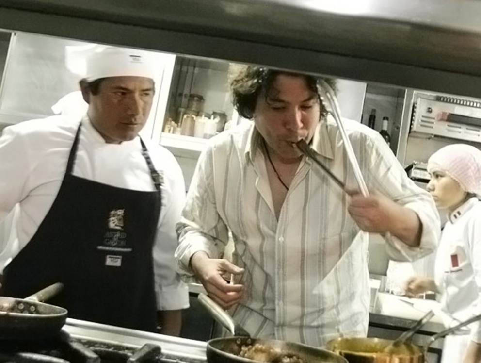 Galleria fotograficaAlex Atala, Dom
San Paolo, Brasile
7&deg; nei 50Best
Definire outsider il numero 7 assoluto della S.Pellegrino 50 Best&nbsp;2011, nonch&eacute; vecchio conoscente di Identit&agrave; Golose, &egrave; un azzardo. Ma Alex Atala veste meglio di altri i panni del cuoco di nuova generazione. Dopo aver trotterellato in lungo e in largo per il mondo, oggi &egrave; stalker di ogni prodotto del suo circondario paulista, amazzone, brasiliano: non gli d&agrave; tregua. Perch&eacute; un Paese che vive un boom economico non pu&ograve; pi&ugrave; andare avanti a feijoada, comida a kilo o impiattare foie gras in bisque o brunoise. Molto meglio sganciarsi dai colonialismi e magnificare manioca, priprioca e jabuticaba. Nuovi vocaboli che risuonano nel mondo col fragore di una torcidaPeter Goossens, Hof Van Cleve
Kruishoutem, Belgio
15&deg; nei 50Best 
L'identit&agrave; di un popolo &egrave; evidente pi&ugrave; di tutto a spiare quello che mette in tavola. L'hanno capito prima degli altri i baschi e i catalani ma l'esempio sta tracimando alle altre comunit&agrave; inquiete d'Europa. Come quella fiamminga in Belgio, ricapitolata ogni anno nei Flemish Primitives, sorta di Gastronomika del Nord Europa. Tra i Primitivi fiamminghi si distingue per stazza e timbro questo signore appuntato da 3 Stelle, che tra fiammanti ouvertures all'ostrica e condimenti local per impensabili selvaggine fa saltare sulla sedia i pregiudizi un po' razzisti di chi vuole il Belgio tutto nebbie e sbadigliHeinz Reitbauer, Steirereck
Vienna, Austria
22&deg; nei 50Best
Chi ironizza sulla precaria autorialit&agrave; della cucina austriaca dovrebbe prima considerare che, negli ultimi decenni, gli interpreti pi&ugrave; blasonati della scuola classica tedesca, quella pi&ugrave; francofila, tengono in tasca certificati di nascita timbrati a Vienna o Salisburgo. Vedi il grande Eckart Witzigmann, impersonificazione di un Anschluss al contrario. Heinz Reitbauer ne &egrave; degno erede. Solo che ha scelto di pontificare da casa sua: ora &egrave; allo Stadtpark di Vienna per dare conto dei grandi vini e formaggi della Stiria. Ma anche per svegliare il gourmet dal culto della wienerschnitzel frisbee, qui ampiamente cancellato da laicissime spugnole, radici e vegetali (foto di Teresa Zoetl)Andreas Caminada, Schloss Schauenstein
F&uuml;rstenau, Svizzera
23&deg; nei 50Best
La Svizzera &egrave; un Paese neutrale ma non gastronomicamente: per vicinanza e opportunit&agrave;, l'influsso francese &egrave; sempre stato lampante. Forse allora il 32enne Andreas Caminada ha saputo recidere il cordone con la Grandeur perch&eacute; opera nel Graub&uuml;nden, il pi&ugrave; orientale dei Cantoni ma soprattutto il pi&ugrave; lontano da Oltralpe. Com'&egrave; come non &egrave;, nessuno nei dintorni manipola con lo stesso ardore agnelli, vitelli, salmerini, vegetali. Una cucina di montagna giunta alle tre Stelle dopo una serie di tornanti da brivido. Con lui che continua a non disdegnare le spume di tradizione iberica. Perch&eacute; se prima era assurdo abusarne, ora &egrave; assurdo schifarle manco fossero vibrioni. Si chiama personalit&agrave; (foto di Veronique Hoegger)Peter Gilmore, Quay
Sydney, Australia
26&deg; nei 50Best
Avr&agrave; anche ricevuto il premio di miglior ristorante d'Australasia il Quay. Ma se chiedi a un Aussie in quale continente pensa di essere nato, quello risponder&agrave; nove su dieci "Asia" perch&eacute; &egrave; quello il macrocosmo cui si sentono di appartenere. Occhi a mandorla e bulbi occidentali convivono egregiamente nei piatti di questo signore che, davanti all'Opera House di Sydney, intona sinfonie crossover col grande pescato dei dintorni, che pu&ograve; finire in un congee (porridge di riso cinese) arricchito da germogli, petali e fiori miniaturizzati. Che sono prassi comune nel Sud Est asiatico ma in questo caso svettanti nella Green House adiacente al ristorante (foto di Anson Smart)Ignatius Chan, Iggy's
Singapore, Singapore
27&deg; nei 50Best
Si fa presto a dire cucina asiatica d'autore. Ma poi, escluso il Giappone e certa Cina, in Paesi di grande e ghiotta tradizione popolare come Tailandia, Vietnam o Malesia le insegne creative valide stentano a decollare, spesso per incostanze organizzative congenite. In questo scenario spicca Singapore, Stato ricco e popolato da cuochi e ristoratori pi&ugrave; abituati a viaggiare e a fiutare come gira il vento altrove. Con quel Carpaccio di manzo wagyu Blackmore con rapa, cavolfiore e fagioli di mare, Ignatius Chan &egrave; salito al rango di best chef in town. Un signature dish che specchia rigore francese, ritualit&agrave; kaiseki e rispetto epistemologico dei tempi, di cottura (delle carni) e di coltura (dei vegetali)Bruno Oteiza e Mikel Alonso, Biko
Citt&agrave; del Messico, Messico
31&deg; nei 50Best
Sorpresa, la nuova cucina messicana "spacca" nella 50Best 2011: pioniere, il prode Enrique Olvera del Pujol, con le sue julienne di cactus e le sue polveri di tortillas, new entry al 49&deg; posto (ma gi&agrave; nella Guida di Identit&agrave; 3 anni fa). Pi&ugrave; su in classifica oggi troviamo la proposta, solo apparentemente stramba, di due baschi quarantenni, venuti a Mexico per scuotere la cucina locale con sferificazioni, arie e liofilizzazioni. Tutto questo, emulando le doti immaginifiche di Pedro Subijana e &laquo;la capacit&agrave; di guardare alla cucina con gli occhi di un ni&ntilde;o&raquo; che Juan Mar&igrave; Arzak trasmise loro. Il modo mejor per essere liberi. Di cucinareHans V&auml;lim&auml;ki, Chez Dominique
Helsinki, Finlandia
32&deg; nei 50Best
Altra vecchia conoscenza di Identit&agrave; Golose, questo ragazzo di Helsinki, come Redzepi in Danimarca o Mathias Dahlgren in Svezia, ha tolto il velo a una serie di ghiottonerie autoctone, che a elencarle tre lustri fa gli davano del pazzo: porcini artici, spaghetti "di" (nel senso del complemento di materia) lampone, galli cedroni al posto dei piccioni. &laquo;Non aspettatevi colori mediterranei sulla mia tavola&raquo;, disse sul palco di Milano, &laquo;perch&eacute; se fuori d'inverno &egrave; tutto ghiacciato, cos&igrave; dev'essere anche il piatto&raquo;. Sapori/candori pi&ugrave; inebrianti di una vodka