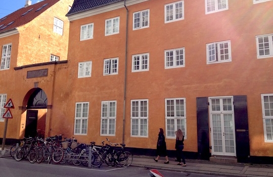 Galleria fotografica






In cammino verso il Noma. Il ristorante è al piano terra del palazzone più a sinistra. Per arrivarci dalla popolare insenatura di Nyhavn (il punto da cui è scattata la foto), occorre fare un bel giro. Ma si notano i lavori per la costruzione di un ponte. Che condurrà dritto all'insegna








Altra prospettiva sul Noma da Nyhavn. Il ristorante galleggia sulla Christianshavn, una delle tante isole artificiali che compongono Copenhagen








Di là del fiume, sulla lunga via che conduce allo spiazzo del Noma





