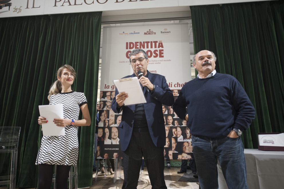 Galleria fotograficaEataly Smeraldo di Milano gremito per la presentazione della guida Identit&agrave; Golose 2015.Sul palco che spesso ospita concerti è di scena questa volta Paolo Marchi, fondatore e curatore della guida. Con lui anche Claudio Ceroni di Magenta Bureau, il braccio operativo di IG.Un'altra immagine, dall'alto...