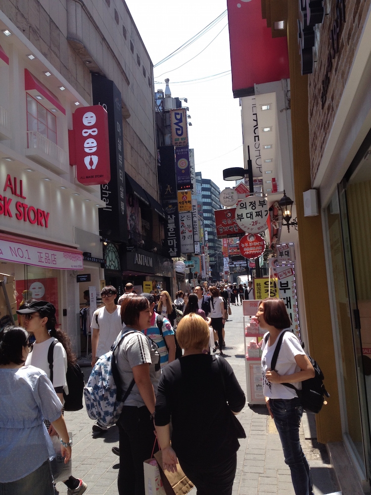 Galleria fotografica






Panoramica dal 32mo piano del Lotte Hotel di Seul. La capitale della Corea del Sud (che i locali pronunciano "sol"), con 10 milioni di abitanti (25 considerando tutta la proncia di Gyeonggi) è tra le città più popolose al mondo








Sfigurata nel Novecento dai Giapponesi (prima parte del secolo) e dalla guerra di Corea (1950-1953), oggi Seul ha un aspetto moderno, piuttosto occidentale








Con decine di milioni di turisti all'anno, Seul è tra le 10 città più visitate al mondo. Nella foto, una delle attrazioni più viste in città: il Dongdaemun Design Plaza, progettato da Zaha Adid e Samoo e completato nel marzo del 2014
 





