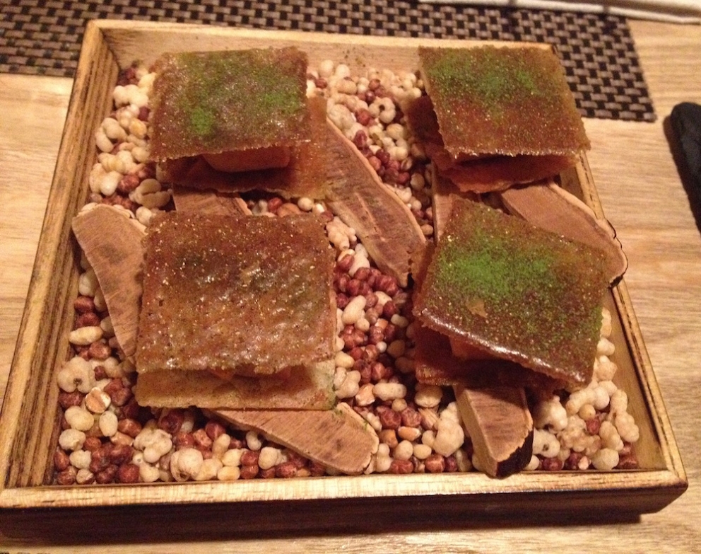 Galleria fotografica






Panoramica dal 32mo piano del Lotte Hotel di Seul. La capitale della Corea del Sud (che i locali pronunciano "sol"), con 10 milioni di abitanti (25 considerando tutta la proncia di Gyeonggi) è tra le città più popolose al mondo








Sfigurata nel Novecento dai Giapponesi (prima parte del secolo) e dalla guerra di Corea (1950-1953), oggi Seul ha un aspetto moderno, piuttosto occidentale








Con decine di milioni di turisti all'anno, Seul è tra le 10 città più visitate al mondo. Nella foto, una delle attrazioni più viste in città: il Dongdaemun Design Plaza, progettato da Zaha Adid e Samoo e completato nel marzo del 2014
 








A passeggio per il quartiere di Myeongdong, molto frequentato anche per l’alta concentrazione di ristoranti








Il viaggio era cominciato bene: tra le opzioni commestibili sui voli di Korean Air c’è proprio una squisita Bibimpap, con tanto di foglietto illustrativo








Bancarelle all’ingresso del mercato Namdaemun, tra i più popolari di Seul. Chiunque può andare e comprare; non occorrono licenze








Namdaemun, trippa a mollo








L’affitto di una bancarella al Namdaemun costa circa 2.000 dollari americani al mese, ma consente un ricavo medio mensile di almeno il doppio








Cozze giganti, molto popolari sulle tavole coreane








I mercati sono sterminati, molto puliti e per nulla caotici








All’interno del mercato, c’è anche un ristorante molto spartano e molto buono. Serve di tutto: hoe (pesce crudo), kimchi (verdure fermentate), guk tang (zuppe), bibimpap…








Baek kimchi: cavolo stufato con rape bianche, pere, prezzemolo coreano. Talvolta è servito anche con le castagne








Scodella di Bibimbap








Uova di quaglia bollite, aglio e edamame








A chiusura del pasto, ecco una bella zuppa fumante (erano le 8 del mattino)








Zuppa di alghe e merluzzo








Mingles, sulla Cheongdam-dong nel quartiere di Gangnam-gu, è l’indirizzo più interessante di cucina coreana contemporanea. L’ha aperto poco più di un anno fa Mingoo Kang, tornato a casa dopo esperienze da Martin Berasategui e da Nobu Bahamas








Mingoo Kang propone un solo menu degustazione da 88.000 won (circa 70 euro). Ognuno dei piatti contiene sempre un elemento fermentato








Mingles esprime un approccio creativo fondato però sulle salse fermentate, pilastro della cucina coreana tradizionale: cho (aceto), gan-jang (salsa di soia), gochu-jang (pasta molto piccante di peperoni rossi, fagioli di soia bolliti e sale), doen-jang (pasta di fagioli di soia), erbe e spezie








Composizione iniziale di amuse bouche. Da sinistra a destra: Polpo, foglia di senape e pasta di aioli fermentata; Gelatina di bacche omija, zuppetta di asparagi bianchi, mirtilli e spuma di aceto nero e Pera arrotolata nella sogliola (salsa di gochu jang marinata nello yuzu), uva e peperoncino





