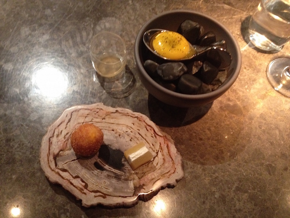 Galleria fotografica






Panoramica dal 32mo piano del Lotte Hotel di Seul. La capitale della Corea del Sud (che i locali pronunciano "sol"), con 10 milioni di abitanti (25 considerando tutta la proncia di Gyeonggi) è tra le città più popolose al mondo








Sfigurata nel Novecento dai Giapponesi (prima parte del secolo) e dalla guerra di Corea (1950-1953), oggi Seul ha un aspetto moderno, piuttosto occidentale








Con decine di milioni di turisti all'anno, Seul è tra le 10 città più visitate al mondo. Nella foto, una delle attrazioni più viste in città: il Dongdaemun Design Plaza, progettato da Zaha Adid e Samoo e completato nel marzo del 2014
 








A passeggio per il quartiere di Myeongdong, molto frequentato anche per l’alta concentrazione di ristoranti








Il viaggio era cominciato bene: tra le opzioni commestibili sui voli di Korean Air c’è proprio una squisita Bibimpap, con tanto di foglietto illustrativo








Bancarelle all’ingresso del mercato Namdaemun, tra i più popolari di Seul. Chiunque può andare e comprare; non occorrono licenze








Namdaemun, trippa a mollo








L’affitto di una bancarella al Namdaemun costa circa 2.000 dollari americani al mese, ma consente un ricavo medio mensile di almeno il doppio








Cozze giganti, molto popolari sulle tavole coreane








I mercati sono sterminati, molto puliti e per nulla caotici








All’interno del mercato, c’è anche un ristorante molto spartano e molto buono. Serve di tutto: hoe (pesce crudo), kimchi (verdure fermentate), guk tang (zuppe), bibimpap…








Baek kimchi: cavolo stufato con rape bianche, pere, prezzemolo coreano. Talvolta è servito anche con le castagne








Scodella di Bibimbap








Uova di quaglia bollite, aglio e edamame








A chiusura del pasto, ecco una bella zuppa fumante (erano le 8 del mattino)








Zuppa di alghe e merluzzo








Mingles, sulla Cheongdam-dong nel quartiere di Gangnam-gu, è l’indirizzo più interessante di cucina coreana contemporanea. L’ha aperto poco più di un anno fa Mingoo Kang, tornato a casa dopo esperienze da Martin Berasategui e da Nobu Bahamas








Mingoo Kang propone un solo menu degustazione da 88.000 won (circa 70 euro). Ognuno dei piatti contiene sempre un elemento fermentato








Mingles esprime un approccio creativo fondato però sulle salse fermentate, pilastro della cucina coreana tradizionale: cho (aceto), gan-jang (salsa di soia), gochu-jang (pasta molto piccante di peperoni rossi, fagioli di soia bolliti e sale), doen-jang (pasta di fagioli di soia), erbe e spezie








Composizione iniziale di amuse bouche. Da sinistra a destra: Polpo, foglia di senape e pasta di aioli fermentata; Gelatina di bacche omija, zuppetta di asparagi bianchi, mirtilli e spuma di aceto nero e Pera arrotolata nella sogliola (salsa di gochu jang marinata nello yuzu), uva e peperoncino








Sandwich di fegato di rana pescatrice in sfoglia di miele su chip di funghi








Insalata di noodle di riso con senape coreana, spuma di tofu, alghe marinate, abalone e aragosta








Torchon di foie gras marinato nel doen jang (pasta di fagioli di soia), vino di prugne dorate corane e kimchi bianco








Branzino al vapore con calamari mignon brasati in cima e alga combu, brodo di alghe, granchio e kimchi bianco








Cracker di alghe e tapioca con polvere di tartufo, uova di salmone, melanzana e purea di mango








Noodle di umami (capelli d’angelo, pasta di alghe e inchiostro di seppia), brodo di pollo e pesce, spuma di lemongrass, ricci di mare, ostriche fritte e gambero








Per dessert, Crème brulee di jang tro, pican di gan-jang, gochu-jang, gelato alla vaniglia e spuma di whisky








La squadra del ristorante Mingles fa festa a fine cena coi colleghi dell’Osteria Francescana. Al centro, Massimo Bottura, presenza illustre del Seoul Gourmet Festival (leggi qui)








Al centro, Vivian Han, patron del ristorante Congdu, uno dei più quotati in città, il posto ideale esperire la doppia anima della cucina coreana, tra la tradizione e una avanguardia moderata. Con lei si riconoscono lo chef Hwan Eui Lee e Chris Kwon, regista di sala (foto David Rosengarten)








The bella veranda del ristorante Congdu, indirizzo 116-1 Deoksu Palace








Spalla di maiale Jeju cotta in bassa temperatura per 48 ore con gimchi invecchiato








Carpaccio di manzo con 3 tipi di salsa di soia stagionata, caviale e insalata di fiori








Il cocktail più noto del Congdu: makgeolli di fagioli neri e ginseng rosso invecchiato 6 anni








AND dining, il ristorante di Jinmo Jang, si trova sulla Hannam-dong, quartiere di Yongsan-gu, quartiere vivace ad alto tasso hispter nella periferia meridionale della città. Si accede al ristorante di fine dining da una porticina, dopo aver passato una caffetteria da colazione








E’ un bancone di soli 8 coperti in tutto, con 3 persone in cucina. Solo menu degustazione da 130.000 won (105 euro circa)








Jinmo Jang, 30 anni, e il suo sous chef ByeongCheol Mun, 21 anni. La cucina di AND parte da una base coreana ma poi spazia in tutto il mondo, con richiami alla Nordic Cuisine e ampie parentesi anche al tecno-emozionale di stampo spagnolo (sifoni, maltodestrine, eccetera)





