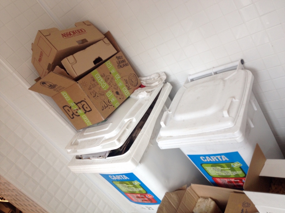 Galleria fotografica






PENSIEROSO. Ore 16.30 Massimo Bottura riflette in piazzale Greco prima del servizio








Il latte? Si utilizza solo quello che scade il giorno stesso








Frutta e verdura dall'Expo: ammaccata ma buona





