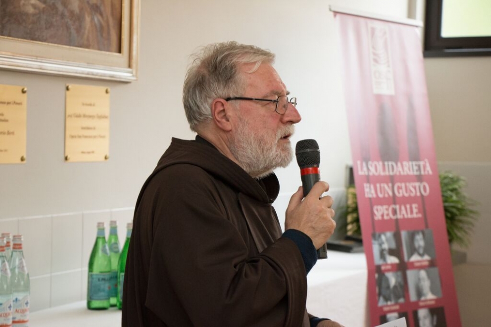 Galleria fotografica"Grandi cuochi all'opera" &egrave; la quinta edizione di un evento benefico concepito da Identit&agrave; Golose. Il tema di fondo cambia ogni anno: quest'anno era&nbsp;"Il mondo a tavola a Milano"
&nbsp;Cesare Battisti del Ratan&agrave;, unico chef italiano presenteIl pane di Massimo Grazioli: avanzato, imbustato e regalato agli ospitiVictoire Goulubi, cuoca congolese da anni a MilanoJuan Lema, Trattoria Mirta, cuoco uruguaiano che lavora nel silenzio&nbsp;Focaccia mortadella e mela di BattistiBattisti con Samuele MaioBattisti, Goulubi, IchikawaHaruo Ichikawa di IyoGuoqing Zhang, Bon WeiGuoqing Zhang e&nbsp;Chiara Wang Pei,&nbsp;Bon WeiNutrito il plotone di sponsor che ha voluto dare una mano alla rassegna:&nbsp;Grana Padano, Consorzio Italia del Vino,&nbsp;Birra Moretti, Acqua Panna e S.Pellegrino, caff&egrave; Lavazza190 posti a sedere. Tutto esauritoClaudio Ceroni e Padre MaurizioDa sinistra, Lema, Goulubi, Ichikawa, Michele Biassoni e Gabriele Zanatta