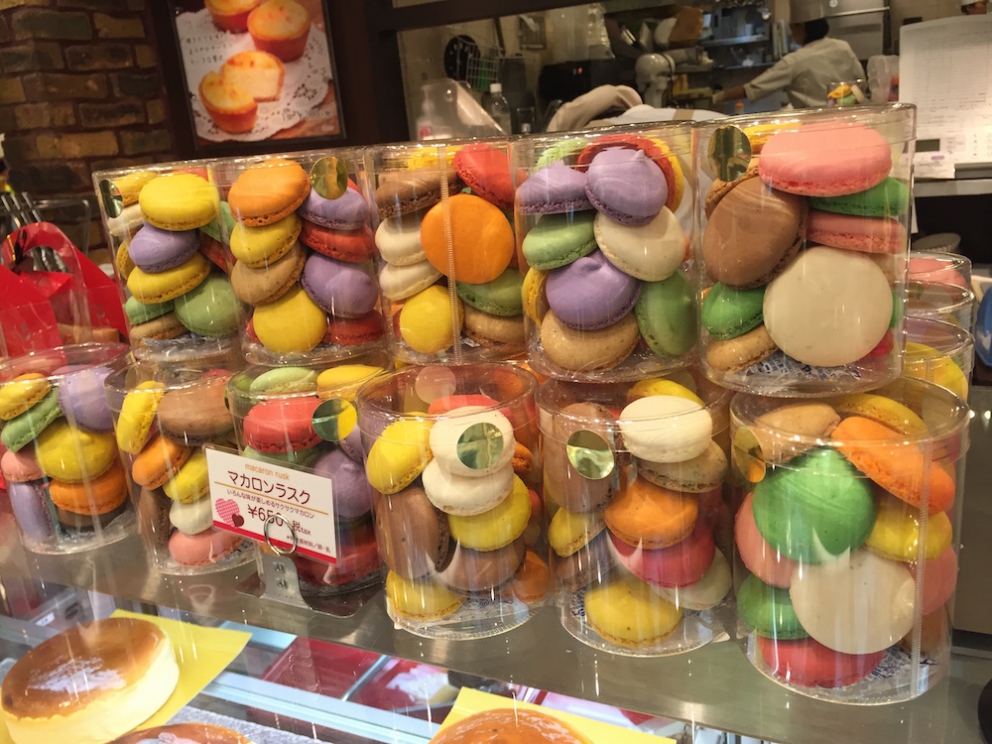 Galleria fotograficaKobe, un milione e mezzo di abitanti, &egrave; la capitale tranquilla della prefettura giapponese di Hyogo, a sua volta inserita nella macro-regione di Kansai, raggiungibile dall&rsquo;aeroporto internazionale di Osaka. Kobe dista da Osaka un&rsquo;oretta di macchina e 23 minuti di Shinkansen, i treni ad alta velocit&agrave; del Giappone. La tratta Kobe-Tokyo, circa 550 chilometri, si percorre in appena 2 ore e mezza
La prefettura di Hyogo - divisa nelle 4 province di Settsu (Kobe), Harima, Tamba e Tajima - unisce due coste: il mare del Giappone e il mare di Seto nel Pacifico a sud. Il suo simbolo &egrave; il castello di Himeji, patrimonio mondiale dell&rsquo;umanit&agrave; Unesco, eretto nel 1601. Tra poche settimane, tutt&rsquo;attorno, cominceranno a fiorire i ciliegi, uno spettacolo molto atteso&nbsp;(foto&nbsp;dronestagr.am)
La fama di Kobe accrebbe nel 1868 quando venne aperto il porto, che oggi dialoga con 500 altri porti di 130 paesi nel mondo. &Egrave; una tappa popolare per le navi da crociera. Kobe &egrave; un centro importante per le industrie pesanti e l&rsquo;acciaio: tra le altre, Kawasaki, Mitsubishi e Toshiba (foto seanews)

&nbsp;
Uno dei poli&nbsp;gastronomici pi&ugrave; vivaci di Kobe &egrave; sotterraneo, nel centro commerciale di Sogo. Decine di isole curatissime, con prodotti gastronomici di ogni genere. In primis, esercizi di patisserie e chocolaterie, una replica perfetta dei modelli francesi
Il pane &egrave; un simbolo importante per la gastronomia di Kobe, per i locali e per gli expat, circa 40mila residenti da tutto il mondo
