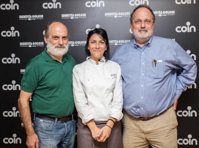 Photogallery






BARI. A curious audience in the Coin store in Via Noicattaro, inside shopping centre Casamassima









BARI. The speakers with Paolo Marchi were Felice Sgarra (in the photo), chef at restaurant Umami in Andria and Vincenzo Del Monaco of Bottega del Monaco in Grottagle (Taranto)









BARI. Felice Sgarra cooked a Cream of black chickpeas from Murgia with red prawn from Gallipoli and raspberry









BERGAMO. Three pillars from the Cerea family spoke at Coin: next to Paolo Marchi, there’s signora Bruna and her children Rossella and Chicco









BERGAMO. Chicco Cerea prepared a...









BERGAMO. ...Chestnut polenta with spicy tomato and pecorino









CATANIA. In Catania, the event took place on the third floor of Spazio Cargo Etc. inside Coin in Via Etnea 116/124 with Corrado Assenza of Caffè Sicilia in Noto, Paolo Marchi and Bianca Celano of restaurant QQucina in Catania









CATANIA. Bianca Celano









Grilled octopus on emulsion of hazelnuts from Etna, beetroot gnocchetti with Mielarò, wild fennel and sea urchin sauce by Bianca Celano






