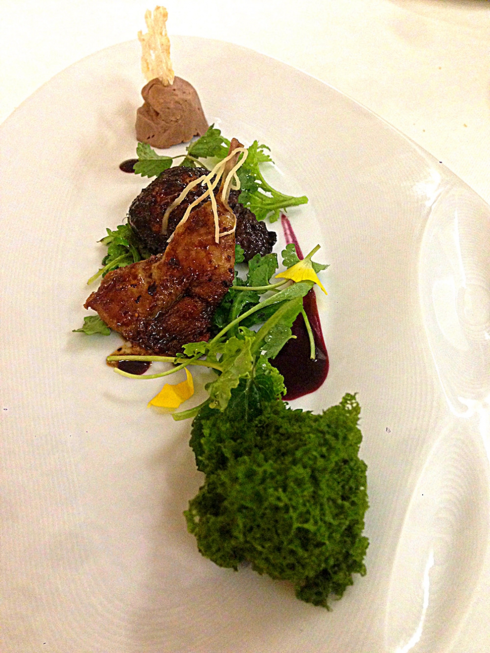 Galleria fotografica






Cartoline da Rivodutri: il pane dei fratelli Serva









Tagliolino alla borragine con burrata e tartufo bianco









Pollo arrosto farcito di foie gras e mela cotogna, pelle croccante, patate viola, melograno e funghi pioppini al whisky






