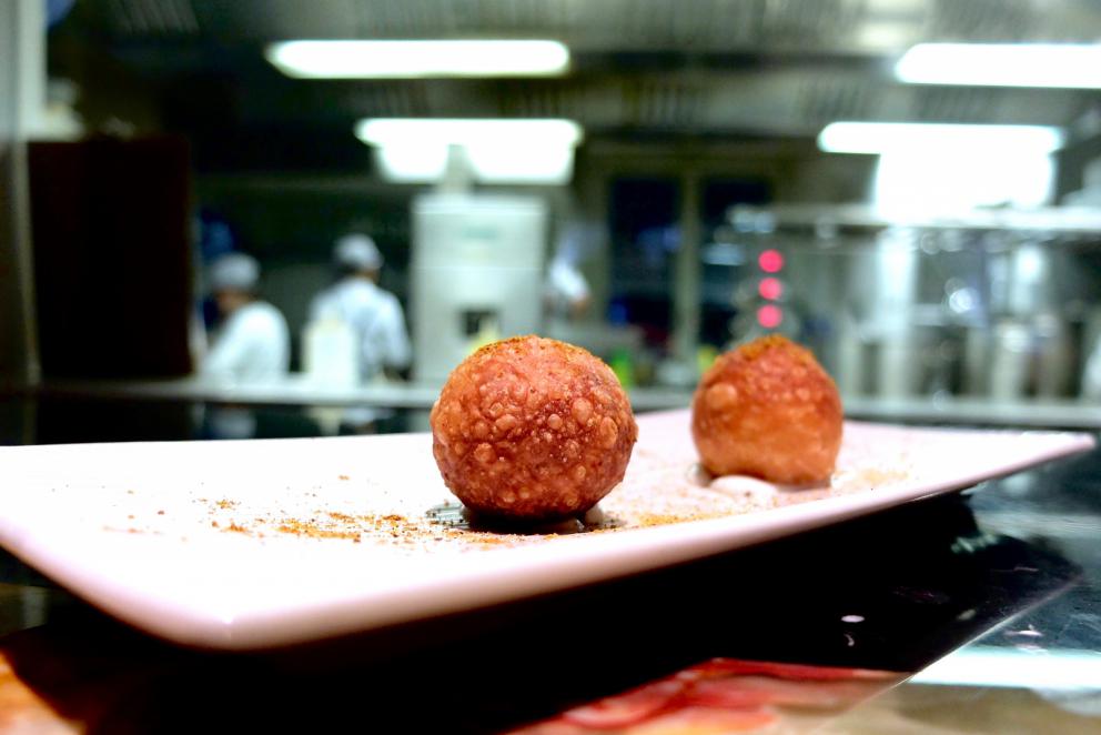 Photogallery






A new Lorenzo Cogo at the new El Coq, since July 2016 in the heart of Vicenza









At the entrance, the Carlton library by Ettore Sottsass, a great designer, founder of the  Memphis Group. In fact, it is entirely made in sugar, the work of artist Marco Chiurato

 









We get to the first floor: the perspective at the entrance recalls the depth of Palladio’s works









The elegant dining room









Precious cutlery by Giò Ponti for Sambonet. Everything is studied: the colour of the tablecloth is inspired by the roof of the Basilica Palladiana









The view from the dining room...









...and from the kitchen









Let’s start: Cherry tomato, angustura, vegetable jus. All the photos of the dishes are by Tanio Liotta









Beetroot macaroons with radicchio and Béarnaise sauce with mint 









Choux pastry with peanut cream and dried bacon 






