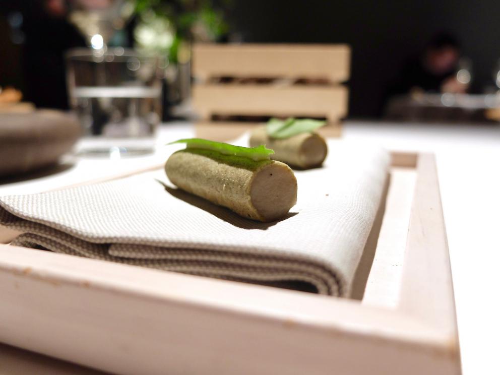 Galleria fotografica






La nostra cena all'Undicesimo Vineria negli scatti di Tanio Liotta. Si parte con il territorio mandato in orbita: Radicchio rosso di Treviso, acidulato di umeboshi, rose e litches









Cialda di fagiolo Mug, rapa rossa e karkadè









Dashi croccante, sedano rapa e alga nori






