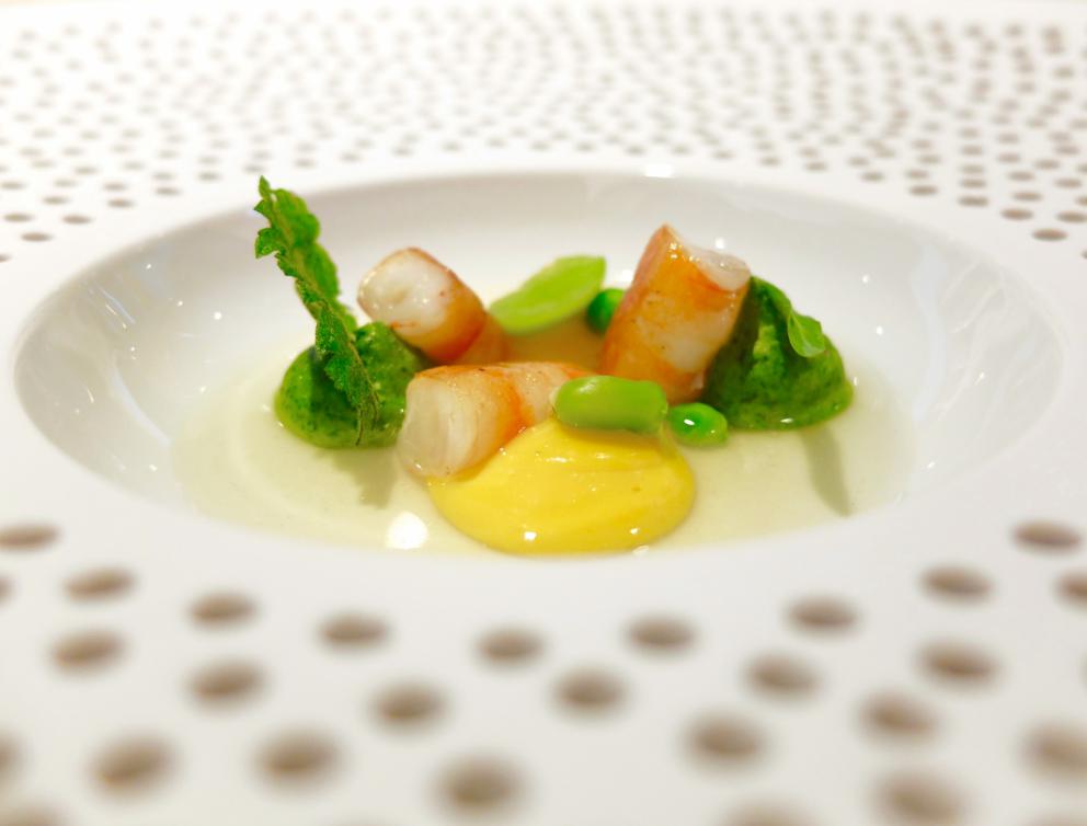 Galleria fotograficaUn pranzo spettacolare grazie a Michela ed Emanuele Scarello. Lo raccontano gli scatti di Tanio Liotta. S'inizia con gli appetizer: Sfera di zucchine trifolate e gel di menta, Cono di insalata russa e farina di ceci, Cialda di fagioli, lenticchie e amaranto e patate di Godia, Spugna di erbe verdi e cipolla fondente, Meringa al formaggio soffiato, Croccante di pistacchi, Grana Padano e caff&eacute;. E ancora: prosciutto crudo San Daniele Dall'Ava, grissini di polenta, ricotta fresca con erba cipollina
Gocce di cipolla con siero di latte, aglio orsino e caviale: piatto insieme delicato e di classe
Parfait di seppia con il suo nero e tuorlo candito al burro. La seppia &egrave; prima cotta a poi tostata, la consistenza perfetta
Solo d&rsquo;alghe,&nbsp;la mia insalata di mare: piatto indimenticabile, &laquo;non ci sono cozze, seppie n&eacute; rucola&raquo;, bens&igrave; sette tipi d'alga e quattro piante alofite, poi panna cotta salata al bergamotto, maionese d'agrumi, yogurt al pompelmo... Quindi acqua di mare, si degusta con un vermuth agricolo Santon aromatizzato al santonego, ossia l'artemisia di Grado. Eccelso, il piatto compie un anno di vita, &laquo;ne dedichiamo ogni anno uno al mare&raquo;
