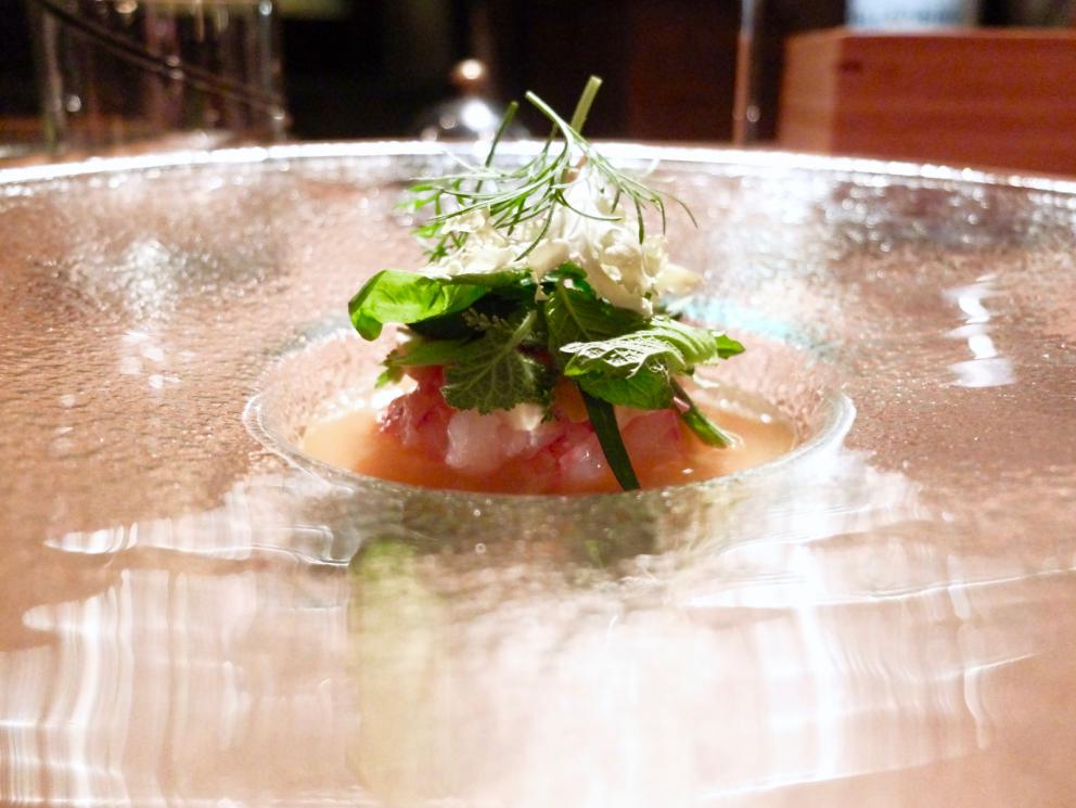 Galleria fotografica






Bellissima cena da Milone negli scatti di Tanio Liotta. Si inizia con un Tris di antipastini all'italiana, l'abbinamento è con una camomilla calda (!). Qui Cocktail in salsa Aurora… 30 anni dopo, ossia il cocktail di gamberi senza gamberi: tapioca, salsa rosa, uova di pesce volante e di trota, lattuga scondita. Gran livello









Sempre dal Tris, il secondo piatto: Insalata di pollo. Si tratta di misticanza all'olio di melissa con fondo di pollo e pelle di pollo croccante. Anche questo buonissimo









Ultimo piatto del Tris, riuscitissimo, sono le Uova ripiene: tuorlo d'uovo marinato a freddo, marshmellow al finocchietto, yogurt di erbette, finocchietto marino, perlage al tartufo






