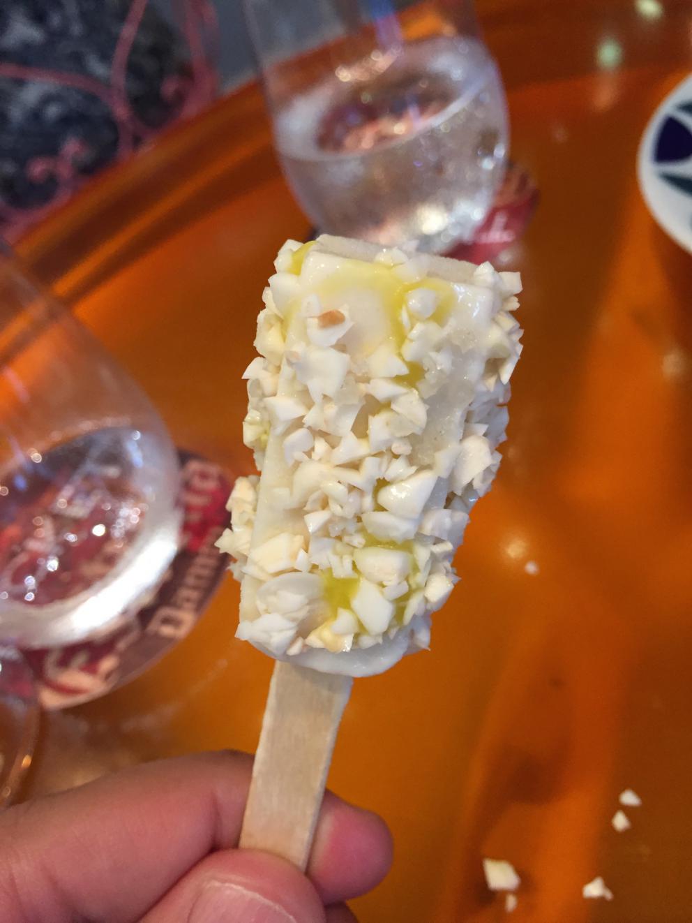 Galleria fotografica






Consommè de garbanzos. Prima che cominci il menu degustazione, viene portata al tavolo una bottiglia di vetro contenente del brodo freddo di ceci (in alto a destra). Ventitrè piatti dopo, alla fine del percorso "salato", verrà versato, in un bicchierino da grappa, del brodo caldo di jamon iberico da una teiera. Sopra ancora, la schiuma del brodo di ceci. Un caldo-freddo speciale (foto @ticketsbar instagram)









Tosta de pollo y anchoa. Primo piatto: toast di pelle di pollo con lisca di acciuga. A lato, una crema di acciughe composta da burro e pasta di acciughe









Olive Gordal. Uno dei simboli della saga Adrià: le olive sono immerse in un liquido d'olio extravergine d'oliva, cannella, buccia di limone e anice stellato. Si tirano su con un cucchiaino forato, si poggiano su una conchiglia di legno a lato e da qui in bocca. Gordal è una varietà dall'Andalusia









Prima preparazione rifinita al tavolo: Polo de almendras






