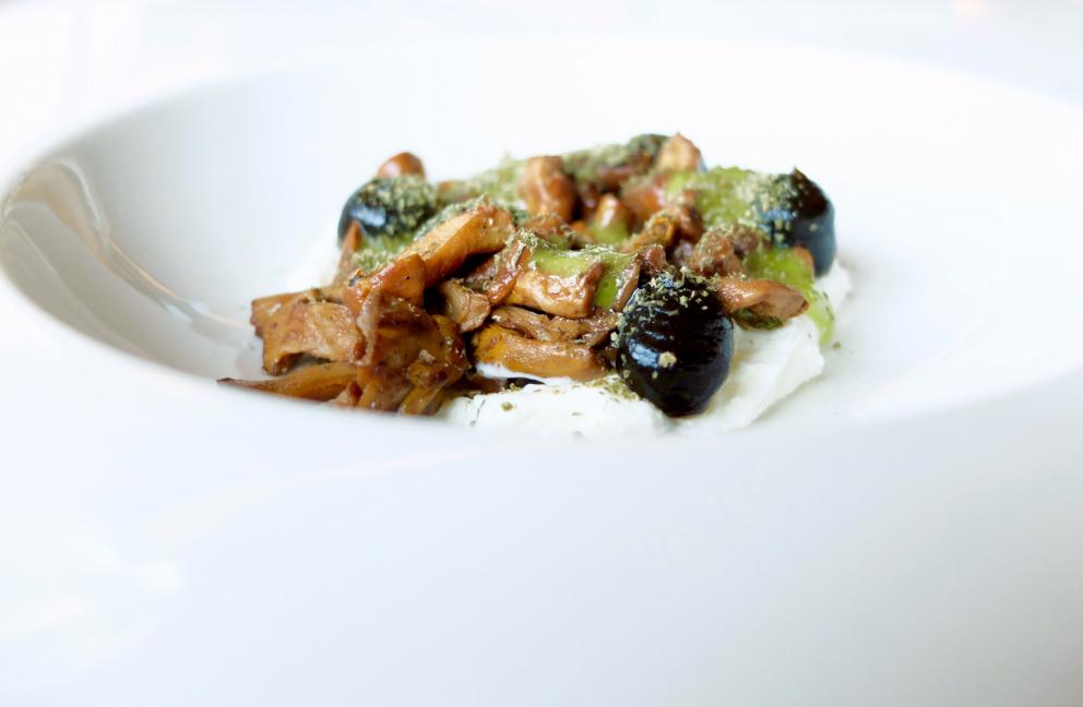 Galleria fotografica






Uomini e donne de La Tana Gourmet quasi al completo: da sinistra Alessandro Dal Degan, il pastry chef Denny Caliaro, Marco Perin, Jacopo Robelli, Giada Mastrotto, Enrico Maglio. Le foto sono di Tanio Liotta









Salsa all'uovo, pecorino e pepe con cracker ai cereali









Chips di patate, carote e amaranto









Cipolla, crème fraîche, ristretto di pollo, crusca, pepe arancio (ossia foglie di Zanthoxylum beecheyanum). Gran piatto






