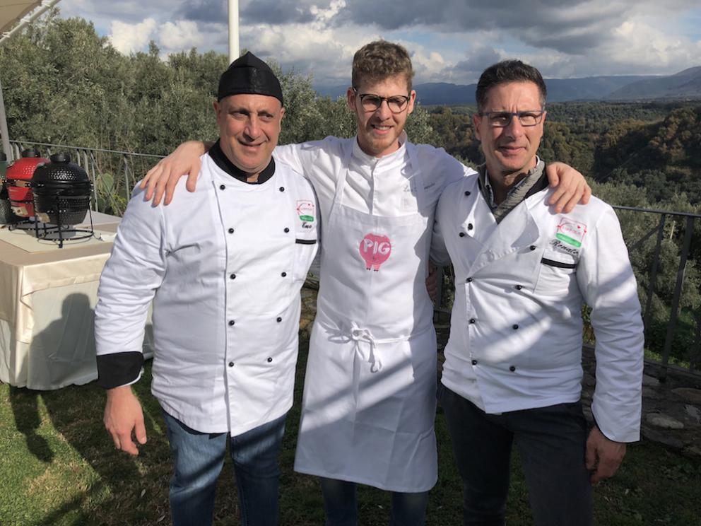 Galleria fotografica






La cena prologo di Pig Calabria è stata preparata al De Gustibus di Palmi. Nella foto Armando e Maurizio Sciarrone, figlio e padre









Padre e figlio della Macelleria Arturo di Campo Calabro (Reggio Calabria) preparano la caddara tradizionale a Villa Rossi. A sobbolire, le frittole, tutti i tagli del maiale







