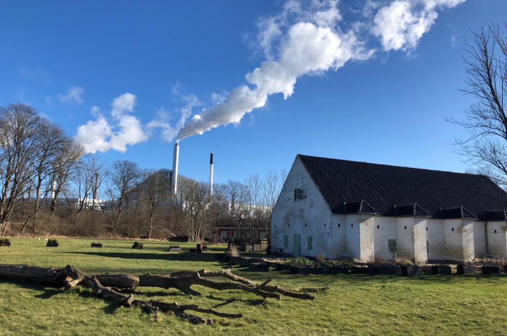 Photogallery






Noma 2.0 is in Christianshavn, the same neighbourhood as the first Noma. They’re 1.5 km apart, a 15 minutes’ walk. This picture shows the distance: to the right, there’s the warehouse of the old location (in Strandgade 93), to the left the smokestacks of Amager Bakke, the futuristic incinerator below which stands the new Noma (in Refshalevej 96)









Weather permitting, you can have a peaceful walk between the previous Noma to today’s Noma 









The new Noma is on an isthmus surrounded by canals. In the future they also want to reclaim some small parts for hydroponic farming






