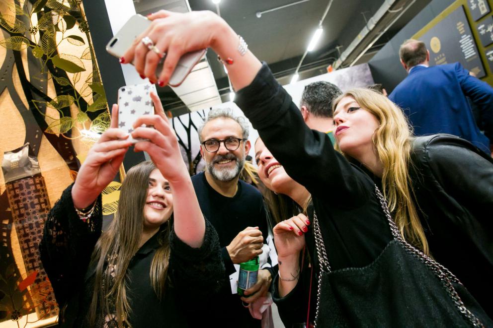 Galleria fotografica






Yannick Alléno davantin allo stand S.Pellegrino "The Experienze Table"









Matteo Lunelli, Oscar Farinetti, Francesco Cerea e, seduti, Josep Roca e Antonio Santini









Francesca Romana Barberini allo stand Petra Molino Quaglia






