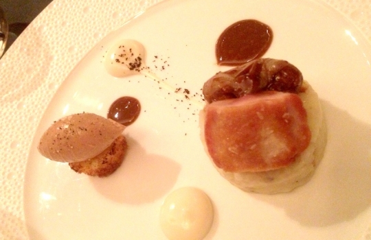 Galleria fotograficaLatte fermentato, Birra Moretti Grand Cru e pera salata
Il primo amuse-bouche &egrave; l&rsquo;embrione di una futura pietanza, nonch&eacute; un gi&agrave; discreto quadro di follia apreana: il latte &egrave; fatto fermentare a 40&deg;C per 4 giorni, la birra ridotta con agar agar e la pera salata, prevalente al gusto, &egrave; il lavoro su due testure (centrifugata e cruda). Partenza lanciataCrocchetta di patata e blu di bufala con ketchup di barbabietola
Gli stecchi reggono una crocchetta di patata &lsquo;classica&rsquo; (ma cotta nel sale, non in acqua), un erborinato a base di bufala (eretico per i campani, che ammettono solo il latte fresco) e in vetta, sotto l&rsquo;erba cipollina, un ketchup di barbabietola fresca rossa (che solo quello chiede una cottura di 7-8 ore, con aceto e zucchero). L&rsquo;acido e il grasso in un boccone, insomma. Cui se ne aggiunge un altro di chips di tapioca e peperoni di Senise (non inquadrate), in cui la tapioca &egrave; cotta come un risottoScampo, animella, patata e levistico
Ingresso recente in carta, conduce il cuoco a vincere le sue paure: "Non sono un amante delle interiora", spiega Aprea, "odio cuori, polmoni e milza". Ma l'animella serve a schiaffegare con armi amare il dolce dello scampo e della patata americana. Il levistico - al doppio volto di coulis e foglie - ci costringe ad aprire il vocabolario: sedano di montagna