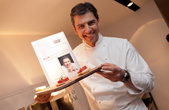 Galleria fotograficaCoda fuori dallo showroom Agape, via Statuto 12, per il piatto di Andrea BertonIl piatto di Berton:&nbsp;Focaccia di Recco con controfiletto di manzo crudo e composta di pomodoro piccante