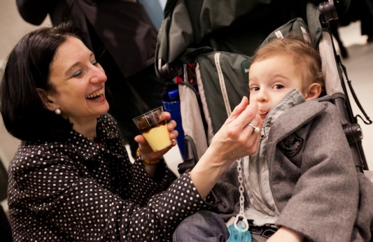 Galleria fotograficaCoda fuori dallo showroom Agape, via Statuto 12, per il piatto di Andrea BertonIl piatto di Berton:&nbsp;Focaccia di Recco con controfiletto di manzo crudo e composta di pomodoro piccanteAndrea BertonArclinea, corso Monforte 28: si preparano i fratelli&nbsp;Christian e Manuel Costardi, cuochi del ristorante Cinzia di VercelliL'imbuto di metallo per infilare il risotto nel barattolo warholiano. Alle spalle di Christian Costardi, Giulia Corradetti di Magenta BureauCostardi&rsquo;s tomato rice (omaggio a Andy Warhol)Manuel e ChristianLa gente godeCesar in via Larga 23, presidiato da&nbsp;Giovanni Ruggieri del ristorante RefettorioGiovanni Ruggieri con la sua&nbsp;Crema di patate con tarassaco all&rsquo;aceto di moscato, asparagi e salsa al crescioneGiovanni RuggieriTutti da Dada in via Larga, angolo piazza Santo Stefano, per&nbsp;Fabio Pisani e Alessandro Negrini di Aimo e NadiaFabio PisaniSpaghetti di Benedetto Cavalieri in cous cous con mozzarella di bufala campana, pomodori pugliesi &ldquo;al filo&rdquo; e profumo di limoni della CostieraLa granelle di cous cous &egrave; ricavata da spaghettoni frullati a crudoDa De Longhi, via Borgogna 8, c'&egrave; Alice Delcourt dell'Erba BruscaAlice DelcourtUltimo giro d'olio per il&nbsp;Cous cous speziato con erbe aromatiche, albicocche e zuccaMatteo Torretta ha cucinato allo Scavolini Store di piazza MissoriA destra Matteo Torretta, chef de Al V Piano di MilanoSotto al minipimer,&nbsp;Finto risotto di finocchi al sentore di sambucaLa spuma &egrave; di sambucaMatteo TorrettaDa Valcucine, corso Garibaldi 99, c'&egrave; il Ratan&agrave; di MilanoCesare Battisti, boss del Ratan&agrave;Il Risotto con verdure e erbe di primavere fresche, cotte e croccanti di BattistiTutti insieme appassionatamentePaolo MarchiOttava tappa: Febal, via FatebenefratelliIn secondo piano, Giovanni Giberti di Pav&eacute;&nbsp;Il Tiramisuper di Giovanni Giberti