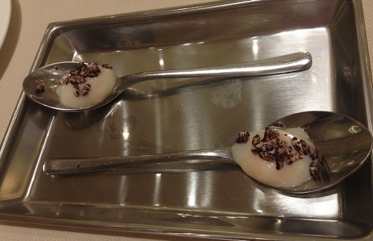 Galleria fotografica






L'ingresso di Palazzo Parigi








Carlo Cracco e il sommelier milanese Matteo Ghiringhelli. In serata berremo bollicine Giulio Ferrari, Malvasia Istriana di Vie di Romans e una mirabile Barbera 2001 di Vigneti Massa. 720 le referenze in carta inserite da Ghiringhelli: 60% italiane, 30% Francia, 10% resto del mondo








Carlo Cracco (in fasci di beatitudine per colpa del pessimo fotografo) con un ragazzo della brigata di Palazzo Parigi. L'executive è Diego Giglio, una lunga militanza in via Victor Hugo al fianco di CC e del corregionale piemontese Matteo Baronetto: "Da Matteo ci divide solo la fede calcistica", scherza Giglio, nato a Carmagnola, "juventino io, granata lui"








Quattro dei tavoli in sala, tutti in posizione angolare, sfoggiano questi divani perfetti per cene chick to chick








Alle pareti specchiere, stucchi e arazzi di pregio. Si nota un camino








Sfavillanti lampadari in vetro di Murano








Cozze e salsiccia, pronti via e subito due simboli cracchiani nel medesimo piatto. Il fondo è ghiacciato, incommestibile





