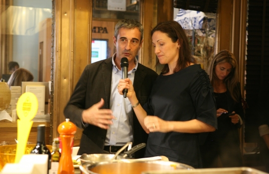 Galleria fotografica






Giuseppe Rambaldi del Combal.Zero, in sostituzione dello chef Davide Scabin, Mario Batali, Babbo e tanto altro a New York e Cesare Battisti, Ratanà a Milano








Ravioli gamberi e basilico con burro e zucca di Mario Batali








Penne con crema di peperoni di Cesare Battisti





