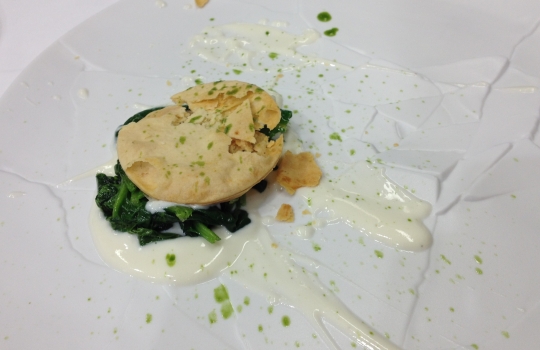 Galleria fotografica






Il nuovo ingresso dell'Osteria Francescana, via Stella 22













La cantina (con una parte) dei vini della Francescana: Bottura affetta per gli ospiti








Davide Di Fabio tra gli spazi della nuova cucina


















Franco Aliberti, tornato dal salato al dolce








Massimo Bottura e Takahiko Kondo "sparecchiano" fuori dalla cucina, ingresso nell'adiacente via delle Rose








21








Anguille pronte a partire dalla cucina








Sala e mise-en-place


















Il mondo di Mario Schifani, appena oltre l'ingresso








Il soffitto a cassettoni della sala








Tra una sala e l'altra, svettano i piccioni di Maurizio Cattelan





