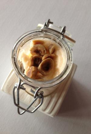 Galleria fotograficaCiocofoie
Un guscio di cioccolato 70% racchiude il ripieno di foie gras mi-cuit con qualche goccia di aceto balsamico tradizionale. Giusto per scaldare il motore
Alghe del nostro orto
Piatto border line, che gioca con una delle tecniche preferite dallo chef, quella della liofilizzazione e reidratazione, ne ha parlato anche a Identit&agrave; d&rsquo;Acqua, all&rsquo;interno dell&rsquo;ultima Identit&agrave; Milano. L&rsquo;insalata romana dell&rsquo;orto Zappatori viene prima liofilizzata e poi reidratata con succo d&rsquo;arancia, che le conferisce i muscoli agrumati necessari per reggere l&rsquo;impatto con una polvere di ostrica, gambero rosso e scampo.   Mica per tutti
Nuvola di barbabietola e toma Blu Cozie
Sbagliata sarebbe l&rsquo;impressione di un Milone-solo-uppercut. Dimostra invece un&rsquo;eleganza che pare essergli naturale (e pervade tutto il menu degustazione) con quest&rsquo;eterea meringa, lieve e friabilissima, texture davvero sorprendente che si sfalda appena al contatto della saliva rivelando le proprie dolci note vegetali. Deve per&ograve; fare i conti non solo con lo shiso, piacevole complemento, ma con un potente, delizioso blu che la prevarica. Il nostro pensiero &egrave; stato: si potrebbe cercare un abbinamento pi&ugrave; soave&hellip;
