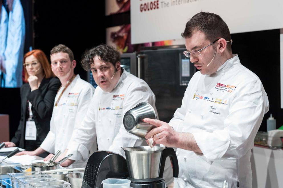 Galleria fotografica






Al Caffè Sicilia di Noto la connessione fra ostrica e fragola, salsedine e fruttosio, è pratica quotidiana, gesto consueto da sempre. Sicuramente da prima che Adrià canonizzasse la simbiosi fra dolce e salato. Perché il pasticciere resiliente Corrado Assenza fa come fa la natura, che unisce, non separa, e trasforma. Viaggio di sola andata in due tappe: Candido, colorato e profumato e Senza tempo, senza spazio














Candido, colorato e profumato









Senza tempo, senza spazio









Classe 1991, cuoca dolce da due stelle Michelin al Moments del Mandarin Oriental Hotel di Barcellona e un posto di diritto nella classifica dei 30 artisti under 30 più influenti d’Europa stilata da Forbes. Ritratto in pillole di lady chef Andrea Dopico Cafarelli che ha titolato la sua lezione “7.494 Km”, ovvero la distanza che corre fra la sua città natale (Caracas) e quella dove vive (Barcellona)



















Eau du chocolat









"Miglior Chef Pasticcere per la Guida di Identità Golose 2017 ma anche quella del Gambero Rosso, Andrea Tortora firma l'intera proposta dolce del St. Hubertus, il regno di Norbert Niederkofler. Il titolo della sua lezione, una massima-memento che lo guida nel lavoro: “È l’intreccio di obbedienza e libertà a renderci creativi”, un viaggio in cinque creazioni



















Canederlo Gianduja









Mark Welker era lì, al suo posto di executive pastry chef del gruppo Make it nice quando il ristorante Eleven Madison Park di New York ha firmato l’impossibile scalata da zero stelle a tre in soli due anni. Sul palco di Identità golose il giovane cuoco ha presentato “La filosofia di cucina dell’Eleven Madison Park”, per mezzo di una avveniristica Pears with Caramelized White Chocolate. Applausi dal pubblico in sala anche per i Pretzels al cioccolato proposti all’assaggio














Pera con cioccolato bianco caramellizzato






