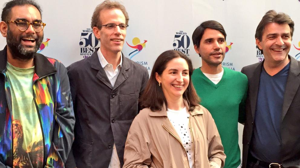 Galleria fotografica






Con l'aereo che sarebbe atterrato all'aeroporto di Melbourne alle 4.20 del mattino di martedì 4 aprile, ha fatto davvero piacere entrare della stanza 1729 del Langham Hotel lungo la South Bank del fiume Yarra e trovarvi della frutta fresca









Lo skyline notturno di Melbourne dalla camera al Langham. Il sole sarebbe sorto un paio d'ore dopo









Prima colazione con vista sul centro di Melbourne e il corso del fiume Yarra









Nicolas Chatenier, responsabile del panel francese nella giuria dei 50 Best, ha invitato stampa, cuochi e amici al Philippe Restaurant in pieno centro di Melbourne. «La Francia e i Fifty hanno avuto in passato relazioni torbulente che stiamo superando e così eccoci qui da uno chef che ha lavorato per anni e anni con Paul Bocuse». In effetti Philippe Mouchel è quanto di più lontano possiamo aspettarci oggi da una tavola contemporanea. Da un eccesso all'altro?









Clement Vachon e Yannick Alléno









Mauro Colagreco e Massimiliano Alajmo. Per la prima volta è toccato al fratello chef rappresentare le Calandre ai 50 Best. In passato, a Londra e a New York, era sempre andato Raffaele Alajmo









Dominique Crenn, argento vivo









Una tavola italiana è sempre allegra e calamita tutti, anche Yoshihiro Narisawa









La prima cena a Melbourne? Cafè Di Stasio, la buona Italia nel mondo









Rinaldo Di Stasio, per tutti Ronnie, produce vino nella Yarra Valley dal 1994. Le etichette le cura suo padre in maniera molto singolare: scrivendo l'originale a mano



















«DOC, siamo nati pizzaioli» è scritto su una grande lavagna in una delle due pizzerie chiamate DOC da Tony Nicolini. Questa è quella in Albert Park









La stessa inquadratura di prima ma con i fattori invertiti per evidenziare la foto di papà Nicolini quando era un giovane pizzaiolo arrivato nella metropoli dello stato di Victoria









Volo di mongolfiere su Melbourne all'alba di mercoledì 5 aprile 2017









Mercoledì 5 aprile, ore 9.30 del mattino, il giorno della verità dei Fifty Best 2017: la tensione di Massimo Bottura in attesa della sera









Massimo Bottura e Ben Shewry, chef neozelandese trapiantato a Melbourne in Australia









Dan Barber, chef-patron di Blue Hill at Stone Barns poco a nord di New York. Profeta della sostenibilità a 360° ha sospirato e poi sorriso quando gli abbiamo chiesto di Donald Trump presidente: «Il mio lavoro diventa più difficile, ma la sfida molto più interessante»






