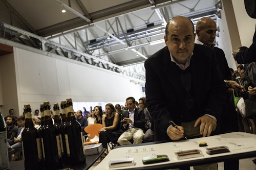 Galleria fotograficaHangar Bicocca, via Chiese 2, Milano. Per la prima volta teatro della presentazione della Guida di Identit&agrave;, &egrave; uno spazio polifunzionale nato nel 2004 dalla riconversione a spazio d&rsquo;arte contemporanea di un ex stabilimento appartenuto alla BredaAperto da gioved&igrave; a domenica, dalle 11 alle 23L'Hangar &egrave; anche HB Kids, programma di attivit&agrave; concepito apposta per i bimbi dai 12 ai 14 anni e le loro famiglie&nbsp;I Sette Palazzi Celesti di Anselm Kiefer, mostra permanente dell'HangarCon le permanenti, anche splendide mostre temporanee come Unidisplay di Carsten Nicolai, a&nbsp;cura di Chiara Bertola e Andrea LissoniSedie in attesa della conferenza di Identit&agrave;Claudio Scavizzi, regista di produzione, Magenta BureauRiunione pre-conferenza: Cinzia Benzi, colonna commerciale di Identit&agrave; Golose e Paolo MarchiAll'accoglienza: Annalisa Bianchi ed Elisa Pella di Magenta BureauClaudio Ceroni, presidente di Magenta Bureau, l'altra met&agrave; di Identit&agrave; GolosePaolo Marchi, l'altra met&agrave; di Identit&agrave; Golose, curatore della GuidaMain sponsorCarlo Cracco, ristorante CraccoOre 10.30, la sala inizia lentamente a riempirsiOre 11, la sala &egrave; gremita. In foto si riconoscono, da sinistra, Lorenzo Cogo, Fabio Pisani,&nbsp;Antonio Santini, Stefania Moroni, Gennaro Esposito, Mario Peqini, Alessandro NegriniTarsia Trevisan, giornalista di Class Life e splendida conduttrice della giornataFabio Barbaglini, da poco al timone della gloriosa Antica Osteria del Ponte di Cassinetta di Lugagnano (Milano)Carlo CraccoLuigi Taglienti, Trussardi alla ScalaChicco Cerea, Da Vittorio a Brusaporto (Bergamo)Anna Maschio, Bonaventura MaschioPadre Maurizio, Opera di San FrancescoGabriele Zanatta, caporedattore della GuidaAndrea Apreda, chef dell'Imago dell'Hotel Hassler e volto di Identit&agrave; New York, 12-14 ottobre prossimiElisabetta Serraiotto, responsabile Marketing & Comunicazione del Consorzio Grana Padano tra Claudio Ceroni e Paolo MarchiAl centro, Beniamino Nespor ed Eugenio Roncoroni de Al Mercato, MilanoSilvio Salmoiraghi dell'Acquerello di Fagnano Olona (Varese), Sorpresa dell'annoFederico De Cesare Viola, giornalista dell'annoMauro Mattei del Piazza Duomo d'Alba (Cn), Sommelier dell'anno