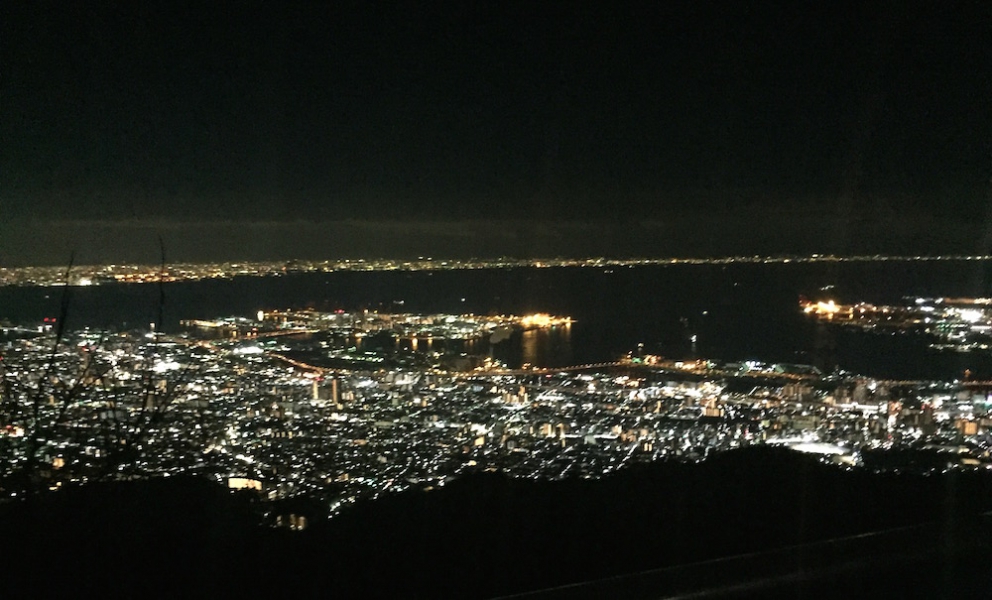 Galleria fotograficaKobe, un milione e mezzo di abitanti, &egrave; la capitale tranquilla della prefettura giapponese di Hyogo, a sua volta inserita nella macro-regione di Kansai, raggiungibile dall&rsquo;aeroporto internazionale di Osaka. Kobe dista da Osaka un&rsquo;oretta di macchina e 23 minuti di Shinkansen, i treni ad alta velocit&agrave; del Giappone. La tratta Kobe-Tokyo, circa 550 chilometri, si percorre in appena 2 ore e mezza
La prefettura di Hyogo - divisa nelle 4 province di Settsu (Kobe), Harima, Tamba e Tajima - unisce due coste: il mare del Giappone e il mare di Seto nel Pacifico a sud. Il suo simbolo &egrave; il castello di Himeji, patrimonio mondiale dell&rsquo;umanit&agrave; Unesco, eretto nel 1601. Tra poche settimane, tutt&rsquo;attorno, cominceranno a fiorire i ciliegi, uno spettacolo molto atteso&nbsp;(foto&nbsp;dronestagr.am)
La fama di Kobe accrebbe nel 1868 quando venne aperto il porto, che oggi dialoga con 500 altri porti di 130 paesi nel mondo. &Egrave; una tappa popolare per le navi da crociera. Kobe &egrave; un centro importante per le industrie pesanti e l&rsquo;acciaio: tra le altre, Kawasaki, Mitsubishi e Toshiba (foto seanews)

&nbsp;
Uno dei poli&nbsp;gastronomici pi&ugrave; vivaci di Kobe &egrave; sotterraneo, nel centro commerciale di Sogo. Decine di isole curatissime, con prodotti gastronomici di ogni genere. In primis, esercizi di patisserie e chocolaterie, una replica perfetta dei modelli francesi
Il pane &egrave; un simbolo importante per la gastronomia di Kobe, per i locali e per gli expat, circa 40mila residenti da tutto il mondo
I macaron, molto popolari nella Kobe bene
Passiamo alle meraviglie della gastronomia giapponese autentica: sempre sotto al centro commerciale Sogo, drappi di tessuto tinti con ideogrammi nascondono gli ingressi di piccole tavole a conduzione familiare, come questo teppanyiaki. Quattro tavoli in tutto, ognuno con piastra, per arroventarsi qualsiasi cosa. Nel nostro caso, soba meshi (noodle fritti con carne) e okonomiyaki, sorta di frittata. Vietato indossare maglioni pregiati
Nel centro di Kobe spunta anche una vivace Chinatown. Sono forti i legami commerciali tra la citt&agrave; giapponese e l&rsquo;isola cinese (con ambizioni irredentiste) di Taiwan
Le relazioni tra Kobe e Taiwan si sono rafforzate anche per un tragico destino comune: le calamit&agrave; naturali. Il terremoto di Kobe del 17 gennaio 1995 provoc&ograve; 6.400 vittime e 40mila feriti, danneggiando oltre 240mila palazzi. Nella foto, la prima sede del ristorante di cucina tradizionale Matsunoya dopo il sisma
Il ristorante Matsunoya &egrave; rinato in una nuova sede. Gli abbiamo dedicato un post
La chiusura del menu kaiseki del Matsunoya: t&egrave; matcha frullato per qualche secondo con canne di bamb&ugrave;, una preparazione molto popolare
Siamo accolti nel quartier generale della prefettura di Hyogo dal governatore in persona, il signor Toshizo Ido (nella foto, a destra). &laquo;Volevamo ringraziarvi anche per la nostra formidabile&nbsp;esperienza all&rsquo;Expo&raquo;, ci ha detto
I vasi di tulipani nel giardino della residenza del governatore di Hyogo
Dove comprare coltelli da cucina a Kobe? Coltelleria Kireaji-no-le, sulla Moto manchi dori, strada popolare per lo shopping
Con la pluri-premiata macelleria Moriya, passiamo al simbolo per cui la citt&agrave; portuale &egrave; famosa nel mondo: la carne di Kobe. Ottenuta da vitelli purosangue Tajima, vengono cresciuti per due anni negli allevamenti di Hyogo. Sulle sue caratteristiche di marmorizzazione abbiamo parlato diverse volte&nbsp;nei giorni di Expo. La curiosit&agrave; che non sapevamo &egrave; che fino al 1868, l&rsquo;anno in cui fu aperto il porto di Kobe, nessuno in citt&agrave; mangiava carne. Furono gli inglesi a insegnare loro l&rsquo;arte della macelleria. Purtroppo non riusciremo a visitare alcun allevamento. La motivazione ufficiale? &laquo;Dovreste stare qui a Kobe per almeno 80 giorni&raquo;, ci hanno spiegato gli interlocutori di Jetro Kobe, &laquo;solo da allora la vostra composizione batterica non risulter&agrave; pi&ugrave; nociva per i nostri bovini&raquo;
La carne di Kobe &egrave; servita in 37 insegne della citt&agrave; (e 300 in tutto il Giappone). Dove andare? Da Kobe Plaisir, al 2-11-5 della Shimoyamate, quartiere Chuo-ku
La lavagna del menu del ristorante Kobe Plaisir, un inno alla carne pi&ugrave; ambita del mondo
Lo chef del teppanyiaki, la spettacolare griglia di Kobe Plaisir
Sul suo vassoio, due meravigliose entrec&ocirc;te di carne di Kobe. Rosolate ai lati, rosse dentro, si squaglieranno in bocca
Impossibile chiedere una tartare di Kobe: vietate
Sulla griglia il ragazzo abbrustolir&agrave; anche cipolle, funghi, melanzane e rape
Comincia il tour lontano da Kobe, a caccia delle altre bont&agrave; della prefettura di Hyogo. Iniziamo dal miso dell&rsquo;azienda centenaria Rokko di Ashya. Se in Italia dici miso, pensi a un prodotto unico. Ma, cos&igrave; come non esiste &ldquo;la birra&rdquo; o il &ldquo;vino&rdquo;, cos&igrave; dobbiamo abituarci a pluralizzare un genere che l&rsquo;Occidente ingenuamente interpreta spesso come singolare. Esistono infinite variet&agrave; di miso, a seconda delle tecniche di lavorazione (bollitura in acqua o a vapore del riso), del tipo di ingredienti utilizzati (riso, ma anche segale o grano, che poi vengono uniti a fagioli neri di soia cotti) e dell&rsquo;arco temporale di fermentazione
A tavola, l&rsquo;impiego del miso non &egrave; limitato, come crediamo in Italia, alla sola zuppa in apertura del pasto (o alla fine delle maratone: gli atleti la bevono subito per sciogliere i muscoli induriti dai chilometri): la letteratura gastronomica giapponese abbonda di marinature di carne e pesce e dessert
Il futuro miso &egrave; messo a fermentare per due anni pressato da massi rocciosi, sotto al pavimento dell&rsquo;azienda Rokko. Questi miso sono pregiati perch&eacute; la loro salinit&agrave; &egrave; molto inferiore rispetto agli stessi simili pi&ugrave; cheap
Asakuro sansho (pepe), messo sotto alcol. &Egrave; uno dei prodotti pi&ugrave; interessanti che abbiamo trovato nella prefettura di Hyogo: lo abbiamo trovato nell&rsquo;entroterra di Yabu, nelle vicinanze di una frequentata pista di sci. Detto anche &ldquo;diamante verde&rdquo;, il suo frutto crudo esprime una marcata nota citrica che anestetizza piacevolmente la lingua per qualche minuto
Il pepe Asakuro si raccoglie nell&rsquo;ultima settimana di maggio, quando tutte le famiglie di Yabu e dintorni &ndash; anziani inclusi &ndash; scuotono 5.500 alberelli, percorsi da una frenetica energia. Longino & Cardenal sta per importarlo in Italia. Scommettiamo fin da ora sul dilagare del prodotto nei menu d&rsquo;autore
Carne di manzo di Tajima al pepe Asakuro con salsa di soia al vino rosso. Sul retro, verdure croccanti. Ci &egrave; stato servito al ristorante&nbsp;La Riviere di Yabu
Un formidabile tris di cr&egrave;me br&ucirc;l&eacute;e, ancora al ristorante La Riviere. L&rsquo;ortodossia del dessert &egrave; solo apparente perch&eacute; ogni tazzina &egrave; spinta da un&rsquo;aromatizzazione speciale: nell&rsquo;ordine da sinistra a destra, t&egrave; matcha, pepe Asakuro e zenzero
Media scatenati con gli ospiti italiani al ristorante La Riviere&hellip;.
&hellip;ci accoglie anche il sindaco di Yabu&hellip;
&hellip;e i risultati arrivano il giorno dopo: con l&rsquo;autore di questo dossier c&rsquo;erano Felice Lo Basso, chef del ristorante Unico di Milano e Riccardo Uleri, ceo di Longino & Cardenal
Intermezzo serale: verdura&hellip;
&hellip; e carne, da piastrare sul teppanyiaki, naturalmente
Tappa successiva: andiamo alla scoperta dei pregiati fagioli neri di soia (tambaguro) nella provincia di Tamba (guro=fagioli). Nella foto, l&rsquo;ingresso dell&rsquo;azienza Odagakishouten di Sasayama, fondata 180 anni fa
I fagioli neri di soia si coltivano da oltre 400 anni. A giugno ha inizio la semina; cento giorni dopo, da met&agrave; novembre a marzo, si estraggono dai baccelli: a novembre, una piccola parte verr&agrave; usata come edamame (i fagioli che troviamo spesso a inizio pasto in un ristorante giapponese), una gran parte finir&agrave; nella fabbrica che cominciamo a visitare
La parte pi&ugrave; interessante del processo avviene al piano superiore: su 5 tavoli tondi, squadre da 6&nbsp;operai osservano i fagioli raccolti ed essiccati uno a uno. Devono scartare quelli non sferici o bucati dagli insetti. &laquo;I fagioli neri buoni emettono un suono dolce quando rimbalzano sul tavolo&raquo;, spiegano. Sono quelli che finiranno nelle lavorazioni finali. Qualit&agrave; assoluta
I fagioli neri di soia sono venduti al naturale, cotti al vapore, caramellati o arrostiti
Dai fagioli neri di soia si ricava anche del te e farina per dolci come il gelato di soia nera (a sinistra)
Ad Harima, nel museo di Ibonoito, passiamo a un grande prodotto della tradizione di Hyogo: la pasta somen. Composti da farina bianca, acqua cristallina del fiume Ibo e sale di Ako, hanno alle spalle una storia di 600 anni. I somen premium sono venduti in fasci e sono avvolti da una fascetta centrale, che cambia colore a seconda del diametro
&nbsp;
Per lungo tempo, i somen sono stati tirati a mano attraverso articolati telai, alla maniera dei tessuti. Oggi la tecnica &egrave; aggiornata con sofisticati automatismi
La magia dei somen, pasta ad alta tenuta elastica
La famiglia delle paste giapponesi (kanmen) &egrave; piuttosto ricca: con i somen (foto) ci sono i popolari ramen (farina di frumento, acqua, sale e kansui, cio&egrave; acqua minerale alcalina), udon (farina bianca, acqua e sale ma spessore pi&ugrave; ampio dei somen e consistenza decisa), soba (farina di grano saraceno e farina bianca intrecciate ad acqua calda o fredda e diametro medio) e chasoba (nella foto, stessa tecnica dei soba e aggiunta di t&egrave; verde nell&rsquo;impasto)
Chasoba: soba con t&egrave; matcha nell'impasto
Felice Lo Basso si cimenta nell&rsquo;arte dei somen
I somen cuociono in acqua bollente per due minuti (ma anche meno se il diametro &egrave; pi&ugrave; sottile) e daranno origine a tutta una variet&agrave; di piatti, dalle insalate ai dessert. Il migliore assaggiato? Somen intinti nel brodo d&rsquo;anatra caldo. Ma funzionano alla grande anche con le zuppe fredde d&rsquo;estate
Di tutti i prodotti del paniere di Hyogo, abbiamo trovato buonissime le cipolle di Awaji, isola a sud di Kobe. Raccolte, essiccate, appese e raffreddate, hanno un sapore insolitamente molto dolce
Con l&rsquo;ultima tappa, approfondiamo i processi di produzione del simbolo giapponese pi&ugrave; celebre: il sak&egrave;. Torniamo a Kobe, nel quartiere generale di Hakutsuru, il marchio pi&ugrave; venduto nel mondo, azienda fondata nel 1743, con 34 miliardi di yen di fatturato (276 milioni di euro)
Un bel museo su pi&ugrave; piani riproduce la storia del sak&egrave; e tutti i passaggi di produzione. Il primo passaggio &egrave; il lavaggio (senmai): il riso raccolto viene lavato
Il riso lavato viene poi diviso a seconda degli utilizzi,&nbsp;e messo a raffreddare nelle botte, sollevate da una fune
Il museo esibisce tutte le fasi e gli attrezzi utilizzati nei processi di distillazione, filtraggio, scrematura, pastorizzazione fino all&rsquo;inserimento finale nelle botti di cedro di Yoshino
Le pittoresche taniche di sak&egrave;
Il sak&egrave; pi&ugrave; pregiato? Il Junmai Dai Ginjo della foto. Ottenuto da riso Yamada Nishiki (la formula uno dei risi da sak&egrave;), poi sbiancato (a mano) fino a ridursi a una percentuale record del 38%, &egrave; messo a fermentare a una temperatura inferiore. Se ne producono non pi&ugrave; di 300 esemplari all&rsquo;anno. Costa 80 euro in Giappone, fino a 400 euro all&rsquo;estero
