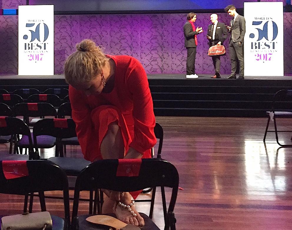 Galleria fotografica






Con l'aereo che sarebbe atterrato all'aeroporto di Melbourne alle 4.20 del mattino di martedì 4 aprile, ha fatto davvero piacere entrare della stanza 1729 del Langham Hotel lungo la South Bank del fiume Yarra e trovarvi della frutta fresca









Lo skyline notturno di Melbourne dalla camera al Langham. Il sole sarebbe sorto un paio d'ore dopo









Prima colazione con vista sul centro di Melbourne e il corso del fiume Yarra









Nicolas Chatenier, responsabile del panel francese nella giuria dei 50 Best, ha invitato stampa, cuochi e amici al Philippe Restaurant in pieno centro di Melbourne. «La Francia e i Fifty hanno avuto in passato relazioni torbulente che stiamo superando e così eccoci qui da uno chef che ha lavorato per anni e anni con Paul Bocuse». In effetti Philippe Mouchel è quanto di più lontano possiamo aspettarci oggi da una tavola contemporanea. Da un eccesso all'altro?









Clement Vachon e Yannick Alléno









Mauro Colagreco e Massimiliano Alajmo. Per la prima volta è toccato al fratello chef rappresentare le Calandre ai 50 Best. In passato, a Londra e a New York, era sempre andato Raffaele Alajmo









Dominique Crenn, argento vivo









Una tavola italiana è sempre allegra e calamita tutti, anche Yoshihiro Narisawa









La prima cena a Melbourne? Cafè Di Stasio, la buona Italia nel mondo









Rinaldo Di Stasio, per tutti Ronnie, produce vino nella Yarra Valley dal 1994. Le etichette le cura suo padre in maniera molto singolare: scrivendo l'originale a mano



















«DOC, siamo nati pizzaioli» è scritto su una grande lavagna in una delle due pizzerie chiamate DOC da Tony Nicolini. Questa è quella in Albert Park









La stessa inquadratura di prima ma con i fattori invertiti per evidenziare la foto di papà Nicolini quando era un giovane pizzaiolo arrivato nella metropoli dello stato di Victoria









Volo di mongolfiere su Melbourne all'alba di mercoledì 5 aprile 2017









Mercoledì 5 aprile, ore 9.30 del mattino, il giorno della verità dei Fifty Best 2017: la tensione di Massimo Bottura in attesa della sera









Massimo Bottura e Ben Shewry, chef neozelandese trapiantato a Melbourne in Australia









Dan Barber, chef-patron di Blue Hill at Stone Barns poco a nord di New York. Profeta della sostenibilità a 360° ha sospirato e poi sorriso quando gli abbiamo chiesto di Donald Trump presidente: «Il mio lavoro diventa più difficile, ma la sfida molto più interessante»









A conferenza e interviste concluse, posano i 5 chef intervistati. Da sinistra verso destra Gaggan Anand, Dan Barber, Elena Arzak, Virgilio Martinez e Yannick Alléno









Foto ricordo per me con, da sinistra, Virgilio Martinez, Valeria Senigaglia, Alessandra Gesuelli, Gaggan Anand e Elisabetta Canoro









Mercoledì 5 aprile a Melbourne: alle 6.30 della sera vengono aperti gli ingressi del Royal Exhibition Building e i quasi 1000 invitati iniziano a defluire, suddivisi in due file. A destra red carpet per i vip, a sinistra il dietro le quinte per la stampa









Finiti gli scatti con mogli, fidanzate e amici, Alajmo, Bottura, Crippa e Romito, reggendo un A4 ciascuno, ricorderanno così l'amico Bob Noto, scomparso a Torino lo scorso 23 marzo. Davvero un bel gesto









All'incrocio dei due assi di un edificio che quando venne inaugurato, nel 1880, era il più grande dell'intera Australia, due grandi postazioni per il party post-premiazione. Da una parte il pesce...









E dall'altra la carne bovina. Lavorata sul posto, poi cotta alla brace all'esterno assieme a dell'ottimo agnello, la vista della mezzena di un manzo non ha entusiasmato tutti gli ospiti. Nell'alta cucina c'è anche chi è vegetariano o vegano...









Massimo Bottura e Massimiliano Alajmo ormai a giochi fatti e, soprattutto, annunciati









Tra gli espositori di cose buone durante la cerimonia anche Calia, un distributore di qualità con un miele da favola da fiori di Leatherwood, un arbusto che cresce in Tasmania. Ne ho chiesto un campione da portare con me in Italia, mi è stato dato con questa motivazione: «Lo prenda pure perché ha chiesto il permesso invece di mettersi in tasca la boccetta». In un certo senso, edificante









Il diavolo non fa i coperchi, l'iPhone non sempre fa le foto a fuoco soprattutto quando chi lo usa ha fretta di fissare un gruppo di mogli degli chef premiati come al centro Lara Gilmore, la signora Bottura









Ai fotografi professionisti le foto non vengono mai sfuocate. E se capita è perché lo volevano









Massimo Bottura non si separa mai da un tricolore che riporta i primi tre articoli della costituzione, uno per colore partendo ovviamante dal verde






