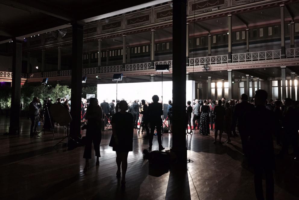 Galleria fotografica






Con l'aereo che sarebbe atterrato all'aeroporto di Melbourne alle 4.20 del mattino di martedì 4 aprile, ha fatto davvero piacere entrare della stanza 1729 del Langham Hotel lungo la South Bank del fiume Yarra e trovarvi della frutta fresca









Lo skyline notturno di Melbourne dalla camera al Langham. Il sole sarebbe sorto un paio d'ore dopo









Prima colazione con vista sul centro di Melbourne e il corso del fiume Yarra









Nicolas Chatenier, responsabile del panel francese nella giuria dei 50 Best, ha invitato stampa, cuochi e amici al Philippe Restaurant in pieno centro di Melbourne. «La Francia e i Fifty hanno avuto in passato relazioni torbulente che stiamo superando e così eccoci qui da uno chef che ha lavorato per anni e anni con Paul Bocuse». In effetti Philippe Mouchel è quanto di più lontano possiamo aspettarci oggi da una tavola contemporanea. Da un eccesso all'altro?









Clement Vachon e Yannick Alléno









Mauro Colagreco e Massimiliano Alajmo. Per la prima volta è toccato al fratello chef rappresentare le Calandre ai 50 Best. In passato, a Londra e a New York, era sempre andato Raffaele Alajmo









Dominique Crenn, argento vivo









Una tavola italiana è sempre allegra e calamita tutti, anche Yoshihiro Narisawa









La prima cena a Melbourne? Cafè Di Stasio, la buona Italia nel mondo









Rinaldo Di Stasio, per tutti Ronnie, produce vino nella Yarra Valley dal 1994. Le etichette le cura suo padre in maniera molto singolare: scrivendo l'originale a mano



















«DOC, siamo nati pizzaioli» è scritto su una grande lavagna in una delle due pizzerie chiamate DOC da Tony Nicolini. Questa è quella in Albert Park









La stessa inquadratura di prima ma con i fattori invertiti per evidenziare la foto di papà Nicolini quando era un giovane pizzaiolo arrivato nella metropoli dello stato di Victoria









Volo di mongolfiere su Melbourne all'alba di mercoledì 5 aprile 2017









Mercoledì 5 aprile, ore 9.30 del mattino, il giorno della verità dei Fifty Best 2017: la tensione di Massimo Bottura in attesa della sera









Massimo Bottura e Ben Shewry, chef neozelandese trapiantato a Melbourne in Australia









Dan Barber, chef-patron di Blue Hill at Stone Barns poco a nord di New York. Profeta della sostenibilità a 360° ha sospirato e poi sorriso quando gli abbiamo chiesto di Donald Trump presidente: «Il mio lavoro diventa più difficile, ma la sfida molto più interessante»









A conferenza e interviste concluse, posano i 5 chef intervistati. Da sinistra verso destra Gaggan Anand, Dan Barber, Elena Arzak, Virgilio Martinez e Yannick Alléno









Foto ricordo per me con, da sinistra, Virgilio Martinez, Valeria Senigaglia, Alessandra Gesuelli, Gaggan Anand e Elisabetta Canoro






