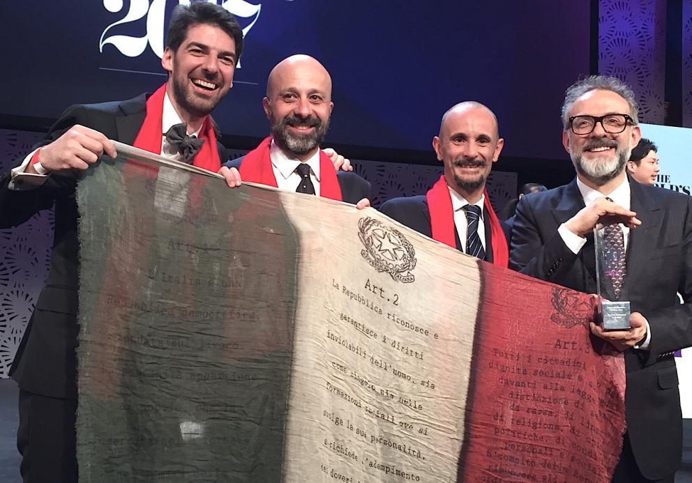 Galleria fotografica






Con l'aereo che sarebbe atterrato all'aeroporto di Melbourne alle 4.20 del mattino di martedì 4 aprile, ha fatto davvero piacere entrare della stanza 1729 del Langham Hotel lungo la South Bank del fiume Yarra e trovarvi della frutta fresca









Lo skyline notturno di Melbourne dalla camera al Langham. Il sole sarebbe sorto un paio d'ore dopo









Prima colazione con vista sul centro di Melbourne e il corso del fiume Yarra









Nicolas Chatenier, responsabile del panel francese nella giuria dei 50 Best, ha invitato stampa, cuochi e amici al Philippe Restaurant in pieno centro di Melbourne. «La Francia e i Fifty hanno avuto in passato relazioni torbulente che stiamo superando e così eccoci qui da uno chef che ha lavorato per anni e anni con Paul Bocuse». In effetti Philippe Mouchel è quanto di più lontano possiamo aspettarci oggi da una tavola contemporanea. Da un eccesso all'altro?









Clement Vachon e Yannick Alléno









Mauro Colagreco e Massimiliano Alajmo. Per la prima volta è toccato al fratello chef rappresentare le Calandre ai 50 Best. In passato, a Londra e a New York, era sempre andato Raffaele Alajmo









Dominique Crenn, argento vivo









Una tavola italiana è sempre allegra e calamita tutti, anche Yoshihiro Narisawa









La prima cena a Melbourne? Cafè Di Stasio, la buona Italia nel mondo









Rinaldo Di Stasio, per tutti Ronnie, produce vino nella Yarra Valley dal 1994. Le etichette le cura suo padre in maniera molto singolare: scrivendo l'originale a mano



















«DOC, siamo nati pizzaioli» è scritto su una grande lavagna in una delle due pizzerie chiamate DOC da Tony Nicolini. Questa è quella in Albert Park









La stessa inquadratura di prima ma con i fattori invertiti per evidenziare la foto di papà Nicolini quando era un giovane pizzaiolo arrivato nella metropoli dello stato di Victoria









Volo di mongolfiere su Melbourne all'alba di mercoledì 5 aprile 2017









Mercoledì 5 aprile, ore 9.30 del mattino, il giorno della verità dei Fifty Best 2017: la tensione di Massimo Bottura in attesa della sera









Massimo Bottura e Ben Shewry, chef neozelandese trapiantato a Melbourne in Australia









Dan Barber, chef-patron di Blue Hill at Stone Barns poco a nord di New York. Profeta della sostenibilità a 360° ha sospirato e poi sorriso quando gli abbiamo chiesto di Donald Trump presidente: «Il mio lavoro diventa più difficile, ma la sfida molto più interessante»









A conferenza e interviste concluse, posano i 5 chef intervistati. Da sinistra verso destra Gaggan Anand, Dan Barber, Elena Arzak, Virgilio Martinez e Yannick Alléno









Foto ricordo per me con, da sinistra, Virgilio Martinez, Valeria Senigaglia, Alessandra Gesuelli, Gaggan Anand e Elisabetta Canoro









Mercoledì 5 aprile a Melbourne: alle 6.30 della sera vengono aperti gli ingressi del Royal Exhibition Building e i quasi 1000 invitati iniziano a defluire, suddivisi in due file. A destra red carpet per i vip, a sinistra il dietro le quinte per la stampa









Finiti gli scatti con mogli, fidanzate e amici, Alajmo, Bottura, Crippa e Romito, reggendo un A4 ciascuno, ricorderanno così l'amico Bob Noto, scomparso a Torino lo scorso 23 marzo. Davvero un bel gesto









All'incrocio dei due assi di un edificio che quando venne inaugurato, nel 1880, era il più grande dell'intera Australia, due grandi postazioni per il party post-premiazione. Da una parte il pesce...









E dall'altra la carne bovina. Lavorata sul posto, poi cotta alla brace all'esterno assieme a dell'ottimo agnello, la vista della mezzena di un manzo non ha entusiasmato tutti gli ospiti. Nell'alta cucina c'è anche chi è vegetariano o vegano...









Massimo Bottura e Massimiliano Alajmo ormai a giochi fatti e, soprattutto, annunciati









Tra gli espositori di cose buone durante la cerimonia anche Calia, un distributore di qualità con un miele da favola da fiori di Leatherwood, un arbusto che cresce in Tasmania. Ne ho chiesto un campione da portare con me in Italia, mi è stato dato con questa motivazione: «Lo prenda pure perché ha chiesto il permesso invece di mettersi in tasca la boccetta». In un certo senso, edificante









Il diavolo non fa i coperchi, l'iPhone non sempre fa le foto a fuoco soprattutto quando chi lo usa ha fretta di fissare un gruppo di mogli degli chef premiati come al centro Lara Gilmore, la signora Bottura









Ai fotografi professionisti le foto non vengono mai sfuocate. E se capita è perché lo volevano






