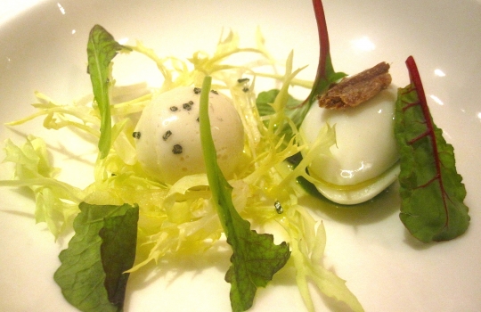 Galleria fotograficaSpugne di pane aromatizzate
Dopo il consueto pre-appetizer delle verdure disidratate (primo contenitore), arrivano le spugne, seconda parentesi colorata che rallegra il pasto dall&rsquo;inizio. In questo caso sono aromatizzate agli spinaci e uova di salmone; alla cipolla cotta al forno con terrina di vitello e alla curcuma con lardo. &laquo;Ma le combinazioni possono essere infinite&raquo;, spiega Matteo Baronetto, braccio destro di Carlo Cracco, &laquo;si possono utilizzare anche in pasticceria al cocco, ai lamponi&hellip; La tecnica &egrave; mutuata da Ferran Adri&agrave;. Abbiamo cercato di personalizzarla nel gusto. A me ricordano molto i canap&egrave; della tradizione piemontese. Senza maionese naturalmente&raquo;. Vivacit&agrave; cromatica ulteriormente ravvivata da un terzo contenitore di foglie di shiso e fiori di zucchina in tempura con riso venere e riso ai piselli fritto (che non vedete perch&eacute;, ahinoi, la foto &egrave; venuta male)Lamponi e sambuco
Nella girandola di appetizer spiccano questi piccoli lamponi farciti con infusione di sambuco serviti sul ghiaccio. &laquo;I suoi fiori in questi giorni li senti anche a Milano, passeggiando al parco. Un odore forte e piacevole. Stiamo lavorando allo stesso concetto anche con le fragole, i mirtilli, il ribes o i gelsi. Un'idea che interpreta quella tradizione sudamericana che ribalta l'ordine delle pietanze, con la frutta all'inizio del percorso, un po' come gi&agrave; succede con la nostra insalata russa caramellata. Sposa nota fruttate e speziate. Ma al posto della frutta potrebbe starci benissimo un'oliva, perch&eacute; no?&raquo;Panino al seitan con insalata e tartufo nero
Un panino di seitan dal contenuto variabile: al congresso di Identit&agrave; Milano 2012, sede della sua anteprima, c&rsquo;erano songino, fiori di piselli e lingua. &laquo;Sono masse di seitan da 15 grammi messe a cuocere nel micro-onde a 90 watt. Il calore fa lievitare il glutine tipo quasi alla maniera del vetro soffiato. L&rsquo;ispirazione ci &egrave; venuta da una ricetta di Simone Salvini letta sul sito di Identit&agrave; Golose&raquo;. A Milano la lingua cancell&ograve; l&rsquo;apparente connotazione vegana del piattoOstriche, crema di piselli e menta
&laquo;Ostriche con semplice crema leggera di latte e piselli messa nel sifone. Combina lo iodato dell&rsquo;ostrica, la dolcezza dei piselli e la freschezza dei menta. La puoi aggiungere anche sui tartufi di mare&raquo;