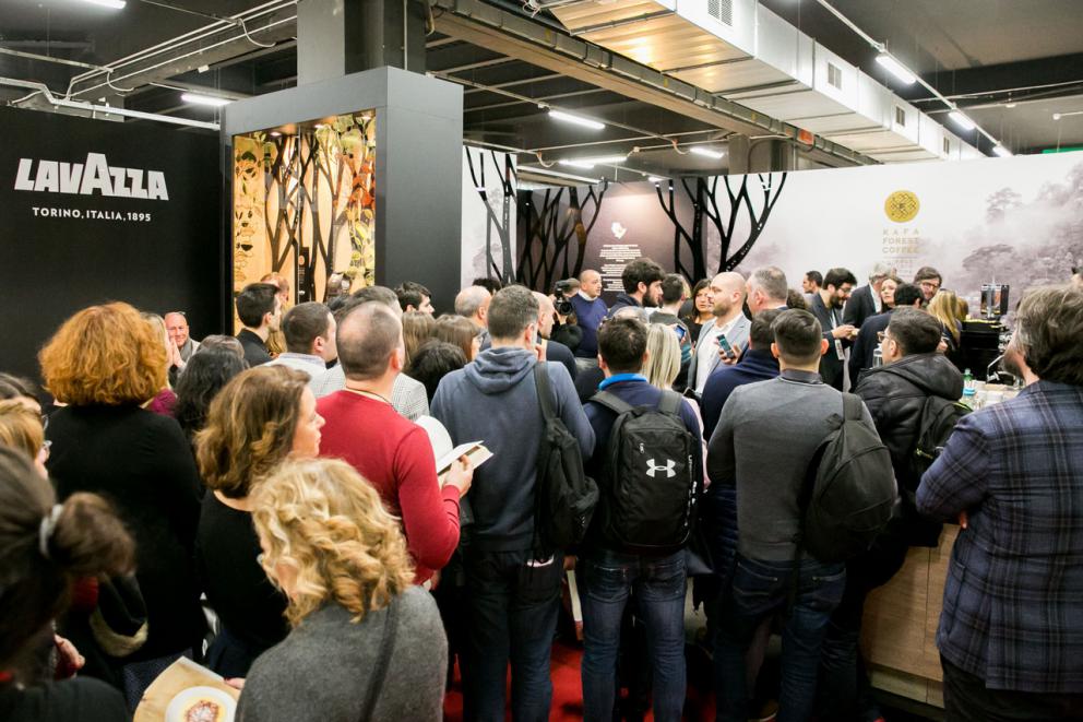 Galleria fotografica






Yannick Alléno davantin allo stand S.Pellegrino "The Experienze Table"









Matteo Lunelli, Oscar Farinetti, Francesco Cerea e, seduti, Josep Roca e Antonio Santini









Francesca Romana Barberini allo stand Petra Molino Quaglia









Massimo Bottura & selfie









Franco Pepe e Carlo Cracco









Fabrizio Ferrari e Nicola Fossaceca allo stand della Fondazione Birra Moretti






