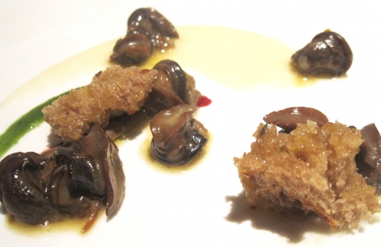 Galleria fotograficaSul piatto, occhiali da vista graduati diversi per impedire alle non-aquile di strizzare gli occhi come Jerry Lewis in quel famoso sketchIl pane in apertura al Devero. Al centro, quello di Eugenio Pol, "ciclope del pane" (cit. Meldolesi) che miete sempre pi&ugrave; clienti nell'alta ristorazionePatata soffice uovo e uova, capperi e limone, classicit&agrave; d'avanguardia al sifone che non stufaManzo Piemontese battuto al coltello, lamelle di foie gras, erbe aromatiche e salsa tartara, un altro classico di Enrico Bartolini. La costante &egrave; una sola: la carne del macellaio cremonese&nbsp;Franco Cazzamali.&nbsp;Variabili gli altri addendi. Non che la contingenza del foie gras dispiacciaTerrina di pesce azzurro in carpione, gamberi rossi e avocado fresco.&nbsp;Acido e dolce affilano le armi ma alla fine &egrave; pari e patta