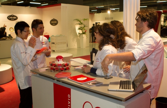 Galleria fotograficaAl centro Davide Oldani del D'O di Cornaredo (Milano) con Oliviero Toscani, fotografo e produttore di vinoGuffanti, storici affinatori di formaggi ad Arona (Novara)Lo spazio espositivo di Acqua Panna e S. Pellegrino. Le illustrazioni sono firmate da Gianluca BiscalchinPastificio dei CampiSelecta, un recinto di bont&agrave; firmate anche da Michele Rotondo, chef della Masseria Petrino di Palagianello (Taranto)Brindisi con Birra Moretti Grand Cru. A destra si riconosce Simone Padoan dei Tigli di San Bonifacio (Verona)Le alchimie pastaiole di Davide Scabin del Combal.Zero di Rivoli (Torino) allo stand FelicettiGrana Padano superstarMassimo Spigaroli dell'Antica Corte Pallavicina di Polesine Parmense (Parma), produttore di un leggendario culatelloI ragazzi di Molino GrassiIl pane di PrinciA destra, Rosanna Marziale, cuoca delle Colonne di CasertaJeff Martin, responsabile di&nbsp;Eblex Italia, carni britanniche