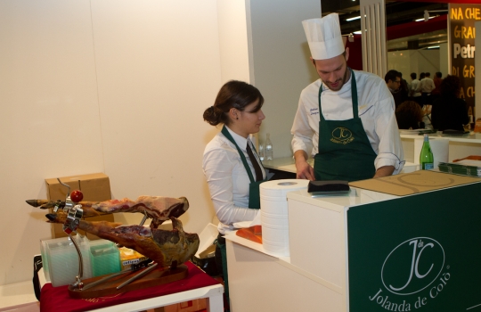 Galleria fotograficaAl centro Davide Oldani del D'O di Cornaredo (Milano) con Oliviero Toscani, fotografo e produttore di vinoGuffanti, storici affinatori di formaggi ad Arona (Novara)Lo spazio espositivo di Acqua Panna e S. Pellegrino. Le illustrazioni sono firmate da Gianluca BiscalchinPastificio dei CampiSelecta, un recinto di bont&agrave; firmate anche da Michele Rotondo, chef della Masseria Petrino di Palagianello (Taranto)Brindisi con Birra Moretti Grand Cru. A destra si riconosce Simone Padoan dei Tigli di San Bonifacio (Verona)Le alchimie pastaiole di Davide Scabin del Combal.Zero di Rivoli (Torino) allo stand FelicettiGrana Padano superstarMassimo Spigaroli dell'Antica Corte Pallavicina di Polesine Parmense (Parma), produttore di un leggendario culatelloI ragazzi di Molino GrassiIl pane di PrinciA destra, Rosanna Marziale, cuoca delle Colonne di CasertaJeff Martin, responsabile di&nbsp;Eblex Italia, carni britannicheLo spazio dell'Arte del Convivio, scuola di cucina di Milano, presidiato da Lola Torres